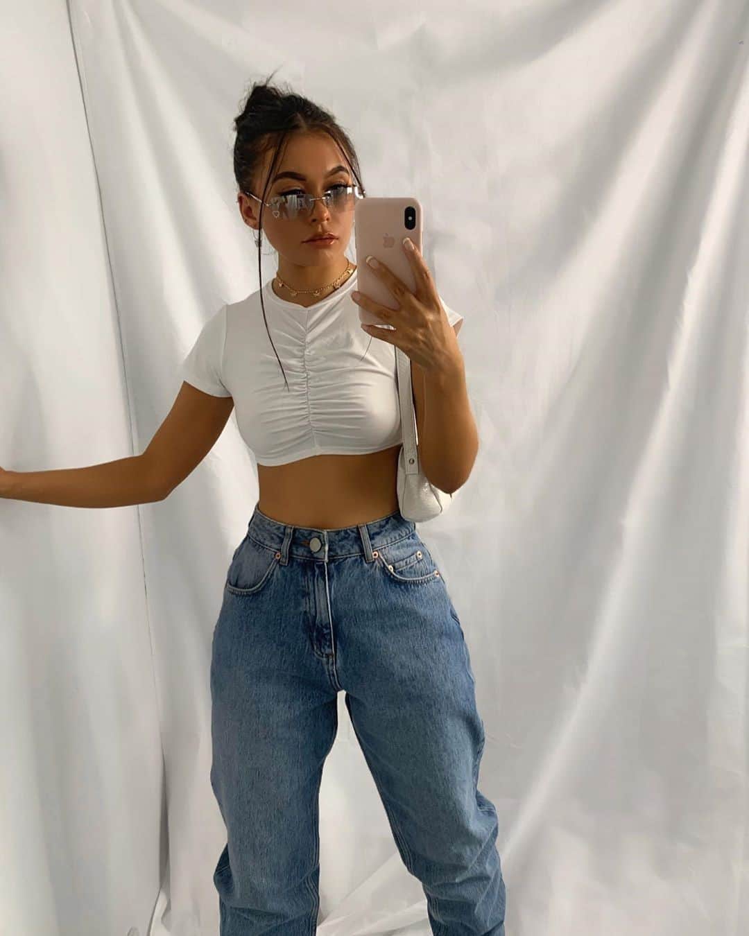ASOSさんのインスタグラム写真 - (ASOSInstagram)「Remember when we all thought we'd never wear jeans again? We found these ones in our Responsible Edit 👀  📸 @bexosborne (she/her) 🔎 #ASOSDESIGNMustHaves mom jeans in lightwash (1662884)」9月20日 1時00分 - asos