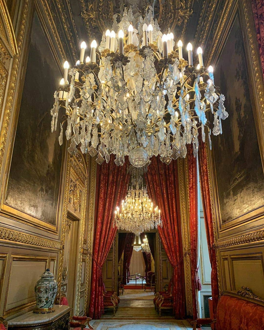 ルーブル美術館さんのインスタグラム写真 - (ルーブル美術館Instagram)「. 🇫🇷 Bravo @luca_trsp pour cette belle photo du Louvre prise dans les appartements Napoléon III !  Et bonne fin de semaine à toutes et à tous ! 😊 - 📸 Continuez de publier vos plus belles photos du musée en mentionnant #MuséeDuLouvre ! Nous en partageons une chaque fin de semaine. - - - - 🌍 Congrats @luca_trsp for this nice shot of the Napoleon III Apartments in the Louvre!  Have a good weekend all! 😊 - 📸 Keep sharing your best pictures of the museum using #Louvre! We will repost one every weekend. . . . #VisitLouvre #AppartementsNapoleonIII #instaLouvre #parisjetaime #paris」9月20日 1時01分 - museelouvre