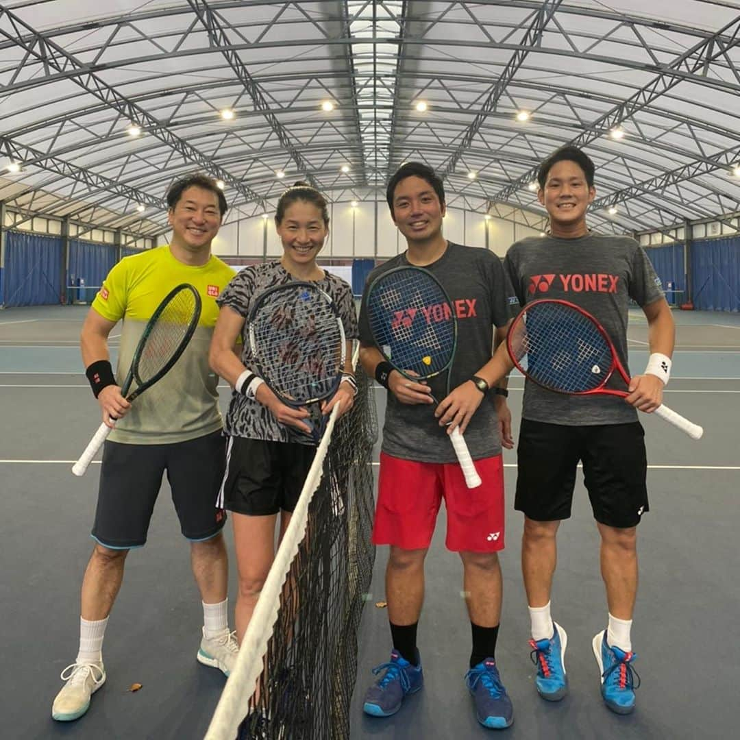 伊達公子さんのインスタグラム写真 - (伊達公子Instagram)「4週間振りの週一テニス🎾 久々過ぎて体が動かなかった。やっぱり続けることって大事です。しかも今日は筋肉痛… メンバーはヒデ、YONEXから増尾くん、小山くん。 テニス後はコート横で「虎屋」のお赤飯と季節の栗の和菓子を食べて！そんな時間も気持ちがいい季節になりました。 #伊達公子 #kimikodate #テニス #テニスプレイヤー #テニスプレーヤー #tennis #tennisplayer #instatennis  #週一テニス #スポル品川大井町」9月20日 1時02分 - kimiko.date