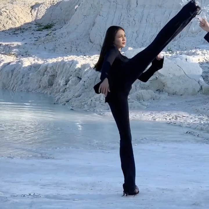 アレキサンダー・ワンのインスタグラム：「The bottle is the patriarchy. -  please wear wang responsibly. do not try this stunt at home. @valentina.fighter 📹 @shadrinsky」
