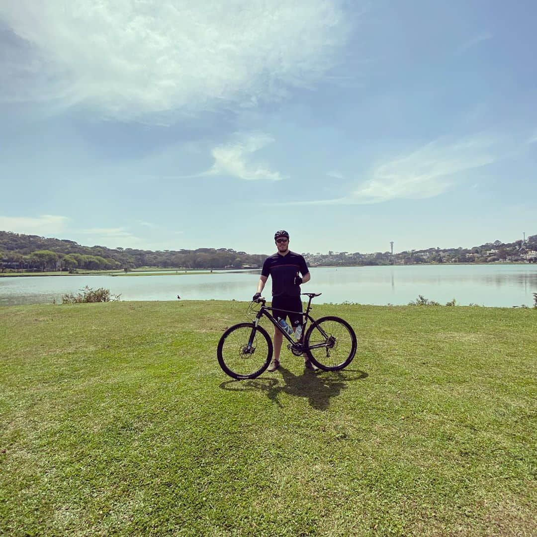 エンリケ・ロドリゲスのインスタグラム：「Mais um dia de pedal no quintal de casa! 🚴🏻#bike #mtbbrasil #parquebarigui #top」