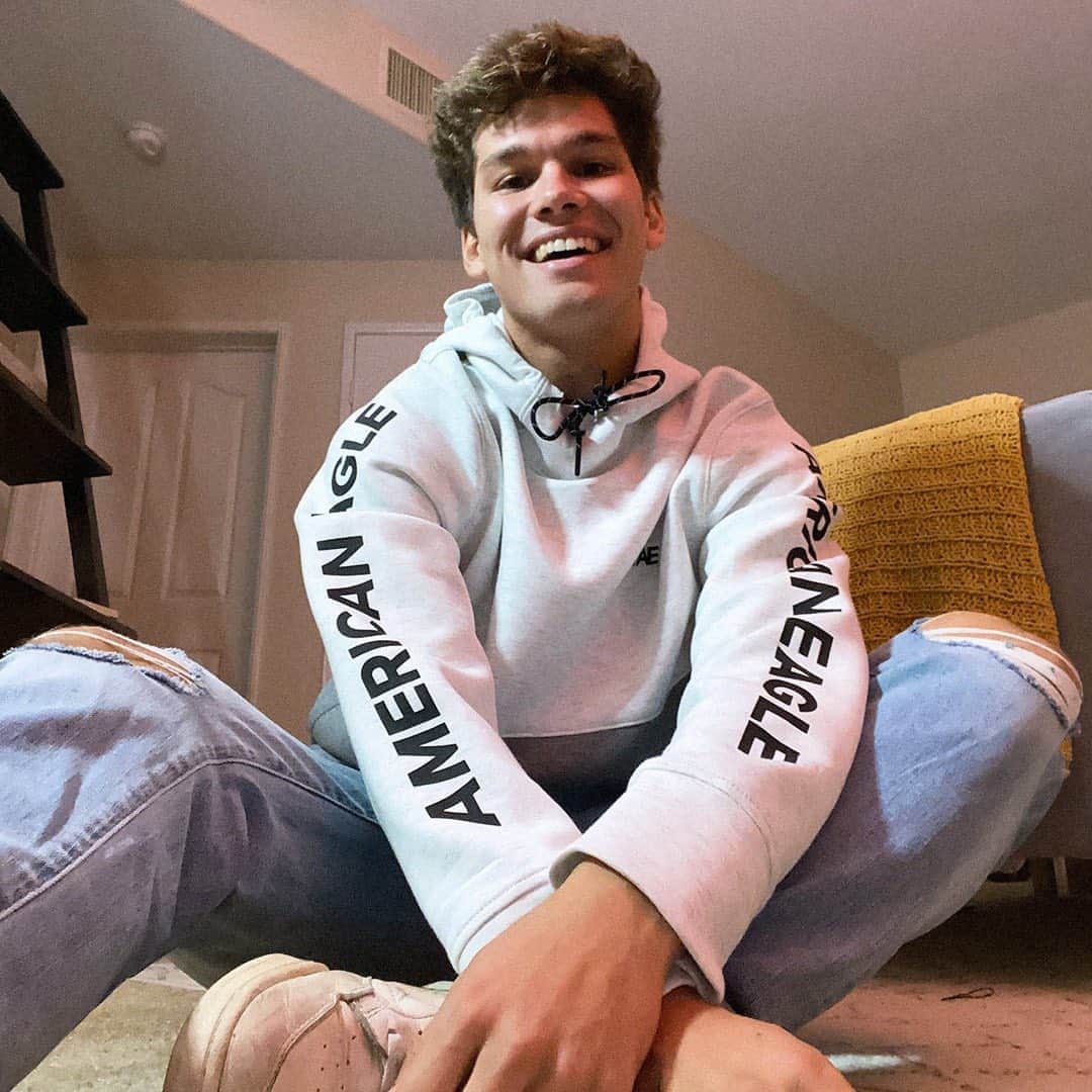 のインスタグラム：「Our 24/7 hoodie is the best, but if you don’t believe us, take it from @calebalvarezz 👉 “Now that I’m WFH, having go-tos like the 24/7 hoodie allow for easy, all day comfort! I love being able to throw it on with jeans, but also having the option to get real comfy and wear it with sweatpants!”」