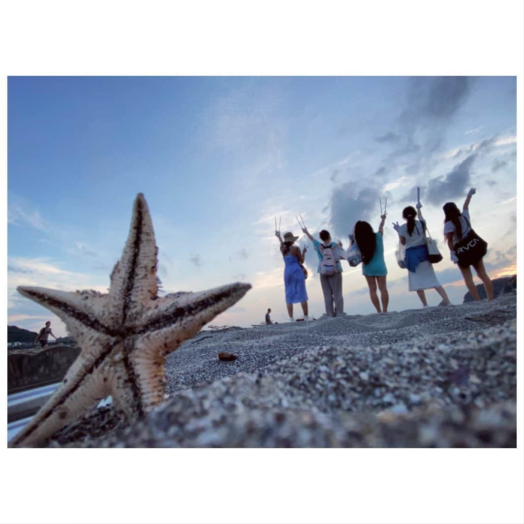 阿部智帆のインスタグラム：「🌏🧹💕 9.19は🤍World Cleanup Day🤍  世界180ヵ国で一斉に 地球のお掃除ボランティアが行われる日です🚮 私はおなじみ、逗子海岸のビーチクリーンに参加☺︎❤︎  私たち以外にも 地元の方や自治体の方？も たくさんゴミ拾いをされていて交流もでき、 毎日トラックいっぱいのゴミが拾われてると 教えてくださいました😢  ゴミ拾い自体も大切だけど、それ以上に 拾う その瞬間、 環境・海・地球へ向ける〝思いやりの心“に 本来の意味があるのかなと感じました😌🌱  ご褒美は きれいな空と 全員ハジメマシテとは思えない程 語り、笑いあえた仲間とのご縁🧚🏻‍♀️💕  Dear Earth🌏🤍 Love the beach🐳💙 Keep clean💎✨  #worldcleanupday  #changefortheblue  #lovethebeach  #国際ビーチクリーンアップデー  #逗子海岸」