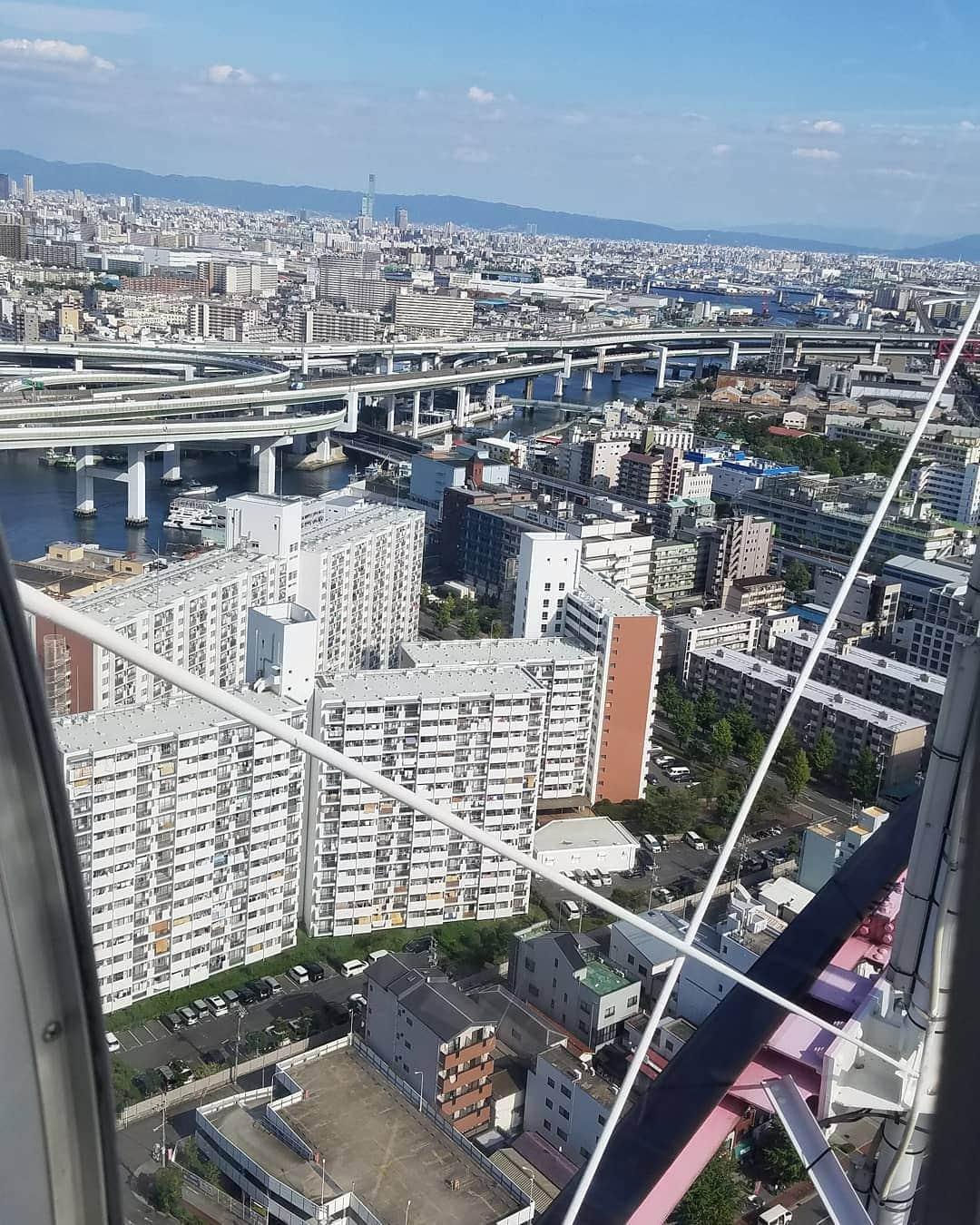 秋田くみ子さんのインスタグラム写真 - (秋田くみ子Instagram)「息子と💓天保山にある大観覧車シースルーゴンドラに乗りました。 ・ 壁、床、座席が全て透明✨✨。 ・ 大阪の景色が一望できて、嬉しかったんですが⤴、途中………ママは無言になりました😅。 ・ #吉本新喜劇#吉本自宅劇場#大阪港#天保山#観覧車#シースルー#透明#無言#息子#ママ#小学生ママ #小学3年#子育て#幸せ#smile#happy」9月20日 1時23分 - kumikoakita