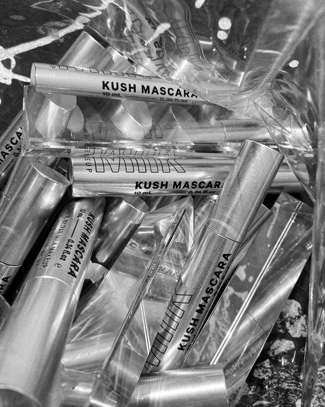 Milk Makeupさんのインスタグラム写真 - (Milk MakeupInstagram)「diving into all this KUSH, see y'all later✌🏻💨⚡️ where are u taking ur trusty KUSH High Volumizing Mascara ? vote with emojis ⤵️ 🗺 cross-country road trip 🍾 rooftop brunch  👟 thrifting downtown - shop MMU on  milkmakeup.com, @sephora, @cultbeauty, + @officialselfridges 🦋」9月20日 1時19分 - milkmakeup