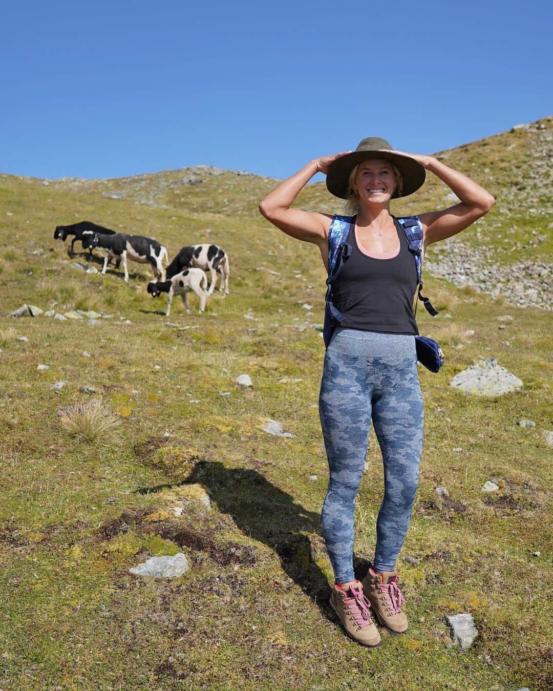 リンゼイ・ジャコベリスのインスタグラム：「Goats gone wild 🐐!!! Happy to be in the mountains again...taking every safety precaution with isolation so my team can return to snow soon 📸 @sennaleith」