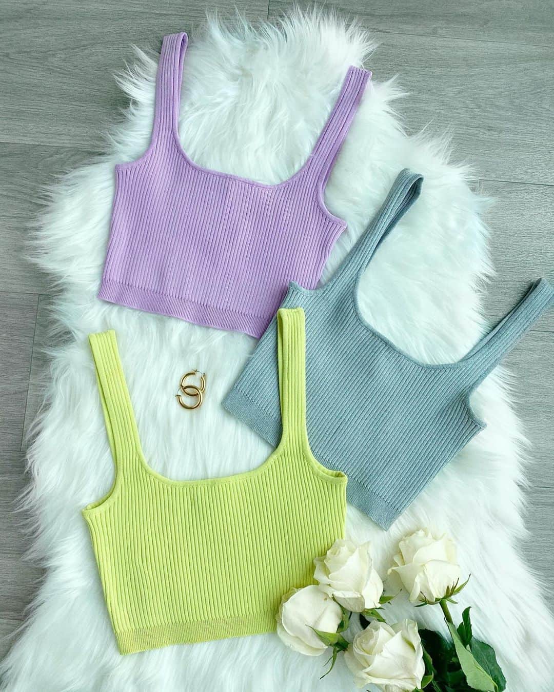ゲスのインスタグラム：「how to transition into fall: sweater crop tops 💜 swipe to see the matching skirt! #LoveGUESS」