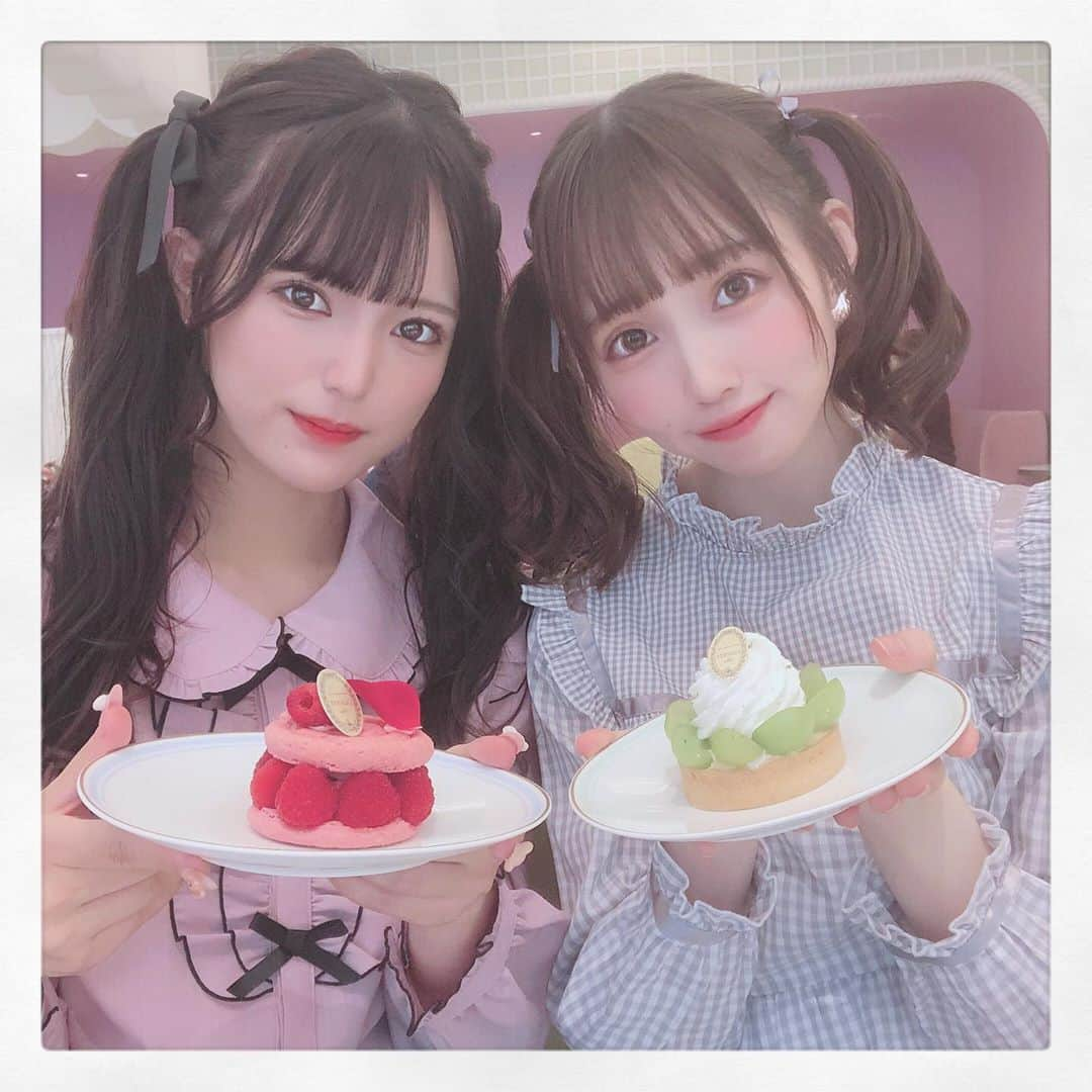 青葉ひなりさんのインスタグラム写真 - (青葉ひなりInstagram)「昨日ひかるちゃんと遊んできた〜＾＾ 髪型とか一応おそろいしたの 同じ美容室いってて被った時？にひかるちゃんがフォローしてくれて仲良くなったの✂︎ 新しい出会い方笑  色々共通点とかあって楽しかったから遊びたい＾＾  #laduree #原宿カフェ#表参道カフェ#青山カフェ #カフェ巡り #原宿グルメ」9月20日 1時30分 - hinari_festive