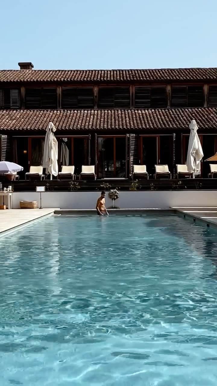 NICOLAS SIMOESのインスタグラム：「A la piscine for the next two days 🧡」