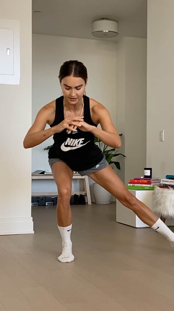 Kirsty Godsoのインスタグラム：「Try this quick full body workout for a fast fire up or to stack on to the start or end of a workout or run! No equipment needed, just some socks. Tag a friend you’re dragging into this slip & slide 😈⚡️✨ Enjoy! @pyrogirls @niketraining #pyrotings」