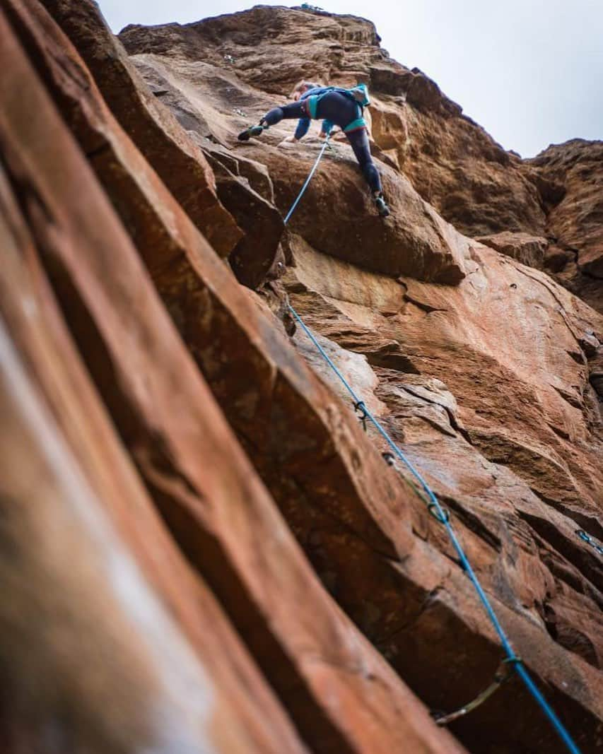 マチルド・ベセーラさんのインスタグラム写真 - (マチルド・ベセーラInstagram)「Ces lignes parfaites 😍🧗🏻‍♀️ Bijou de la nature 🌿  Such perfect lines 😍🧗🏻‍♀️ Another gift of Mother Earth 🌿  @thenorthfacefr  @scarpafrance  @arkose.climbing  @wildcountry_official  @hondateamvip  #tnfathletesummit #tenerife #athletes #rockclimbing #sharing #outdoors #rockclimbing #climbinggirl #climbinginspiration #climbingday #climbinglife #sportclimbing #climbingphotography #climbing_is_my_passion #naturelovers #adventuresports #iloveclimbing #climbing_pictures_of_instagram #exploreyourlimits #neverstopexploring #likeamountaingirl #womenwhoexplore #girlpower #tiedtobefree #pureclimbing #climbing_worldwide」9月20日 1時38分 - mathildebecerra