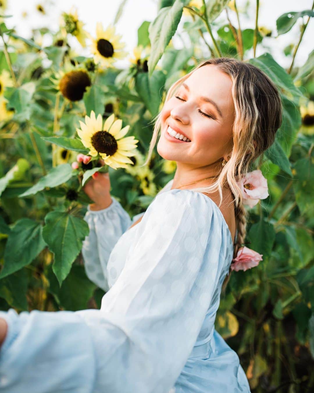 トーリ・ウェブスターのインスタグラム：「swipe to see a🌻flower child🌻 in the wild 🦋 dress from @revolve」