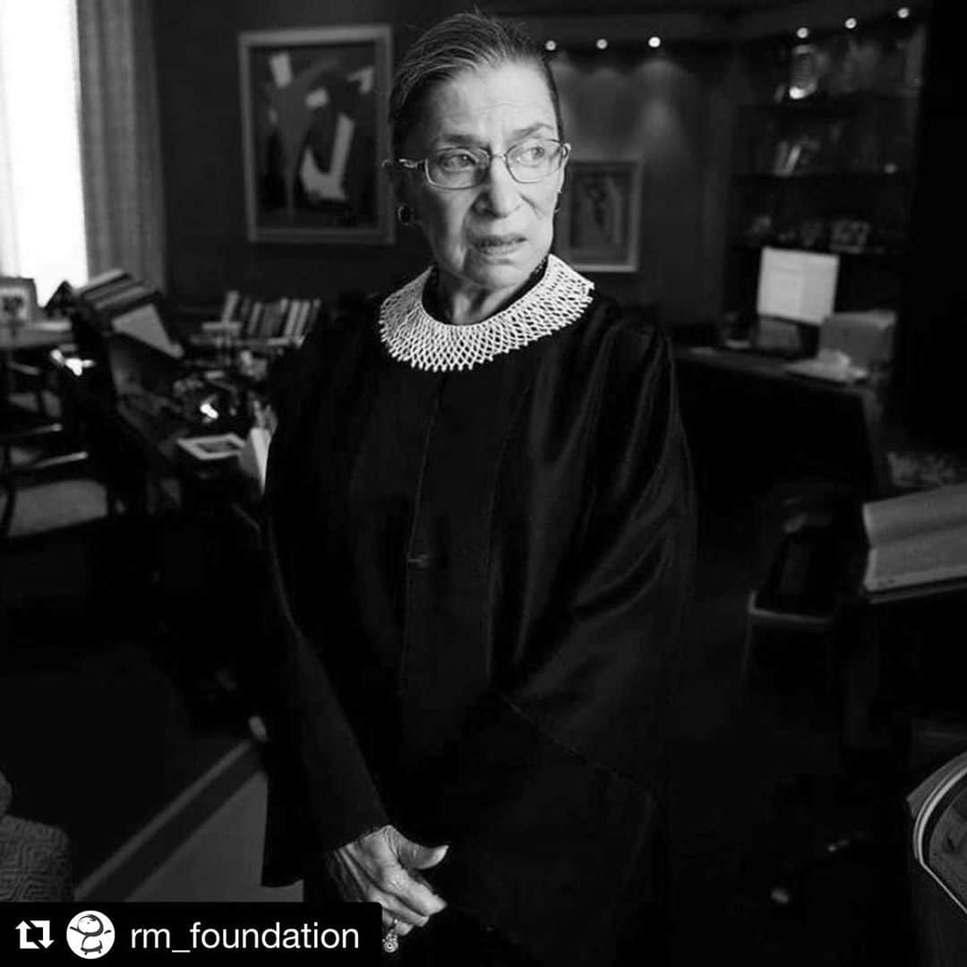 リッキー・マーティンさんのインスタグラム写真 - (リッキー・マーティンInstagram)「Ruth Bader Ginsburg fue la segunda mujer en servir al tribunal supremo de los Estados Unidos, y una voz líder en la lucha de la igualdad de género, derechos de la mujer, derechos de la comunidad LGBTQ+, derechos civiles y la lucha por la libertad. #RIP」9月20日 1時39分 - ricky_martin