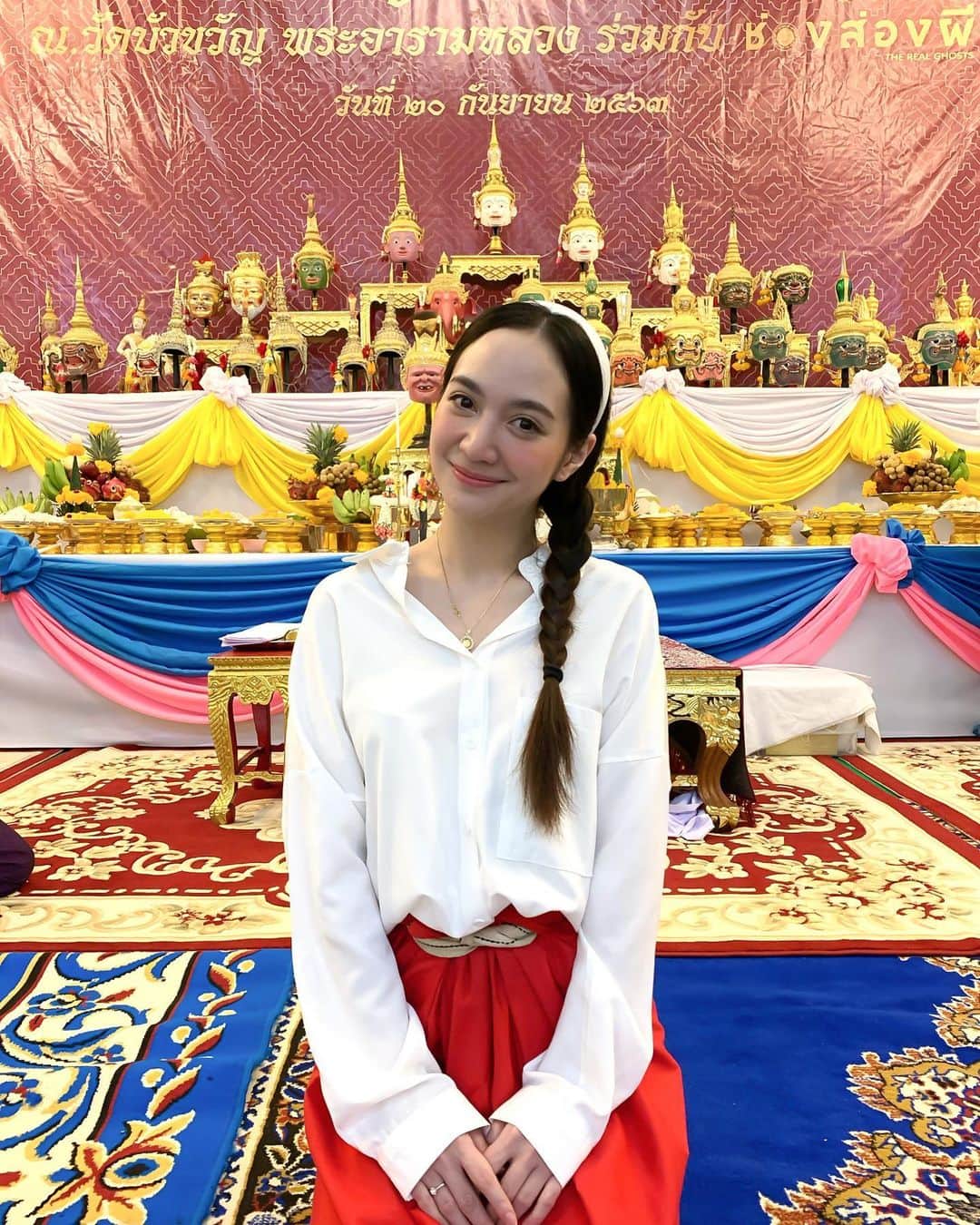 インヤのインスタグラム：「วันนี้วันดีมีโอกาสได้มาครอบเศียรครู ไม่ได้มีโอกาสแบบนี้มา10ปี ขอบคุณ 🙏🏻 #ช่องส่องผี ❤️❤️❤️」