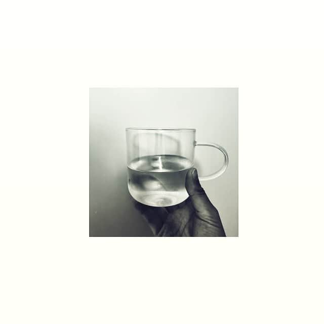 青波凜のインスタグラム：「これはお水ではありません。 芋焼酎お湯割りです。 ・ 最近、晩酌にはまっています。 皆さんに教えて頂いたおすすめのおつまみの話や晩酌しながらしていること... ・ そしてイギリス滞在中での失敗談について前回のインスタライブで話しています。 ・ その様子を投稿しているのでぜひ聞いてください。 ・ 次回のインスタライブは9/21(月) 23:00~です。 またお喋りしましょう☺︎ ・ #青波成長日記」