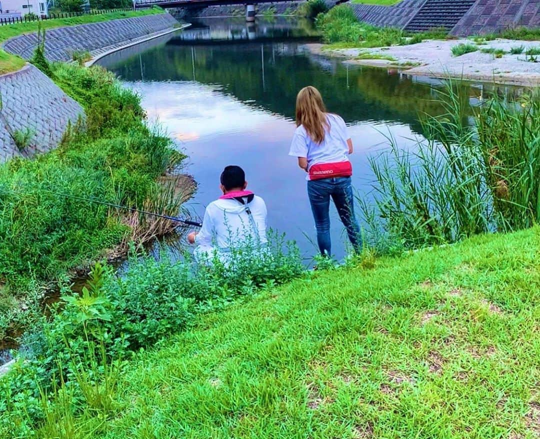 冨士木耶奈さんのインスタグラム写真 - (冨士木耶奈Instagram)「. きのうはパピーと釣り🎣 詳細は後日 YouTubeにアップするね☺️！ . . #パパとの夏休み #派手パピ　#怪魚ハンター耶奈  #耶奈チャンネル #冨士木耶奈 #野生児  #釣りガール #釣り #釣りバカ #毎日釣り  #fishinggirl #fishing #fishinglife #🎣」9月20日 12時30分 - fishing_kana