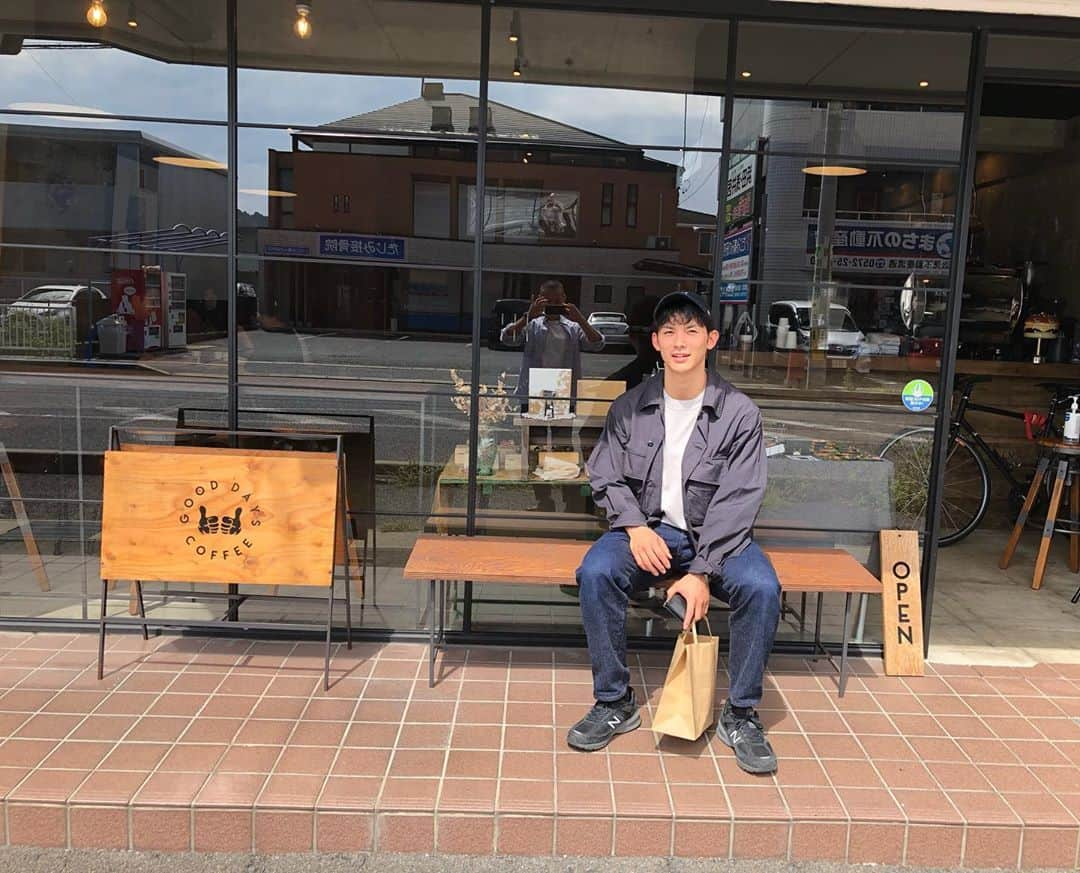 川口太一のインスタグラム：「My day off in my home town with my dad! What a time! This photo is taken by my dad😂Is he a good photographer??📸 リーグ前最後の週末休み。実家に帰ってきました。家族との時間大切ですね。お父さんに写真撮ってもらいました。(照) 後は気になっていた @good_days_coffee でグァテマラ、ケニア、メキシコの豆を購入！ #dayoff #familytime #hometown #tajimi #toki #gifu #volleyball #athlete #cafe #coffee #fashion #outfit #avontade #traditionalweatherwear #yaeca #990v5 #mhl #neat_tokyo  #休日 #家族時間 #土岐 #多治見 #岐阜 #カフェ #コーヒー #スペシャリティコーヒー #ファッション」