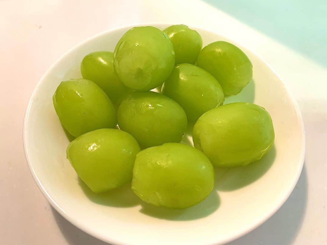 秋山ゆずきのインスタグラム：「. . 突然涼しくなりましたね‪‪☺︎‬  シャインマスカット 食べきれない 嫌になってきました  本当は今朝だってグレープフルーツ食べたかったのに この人が冷蔵庫にいるから 早く食べなきゃで。。。  昨日なんて グレープフルーツが食べたかったのに シャインマスカット食べなきゃだから どっちも食べるのやめたし。  甘い〜🤦‍♀️  家に来た日はすっごく嬉しくて 余裕で食べれると思ったのに 2房って書いてあったのに3房もきた  人間ってわがままですね🍇  ぶどうさん、ごめんね。  冷凍して良いかな😭  #ぶどう #シャインマスカット」
