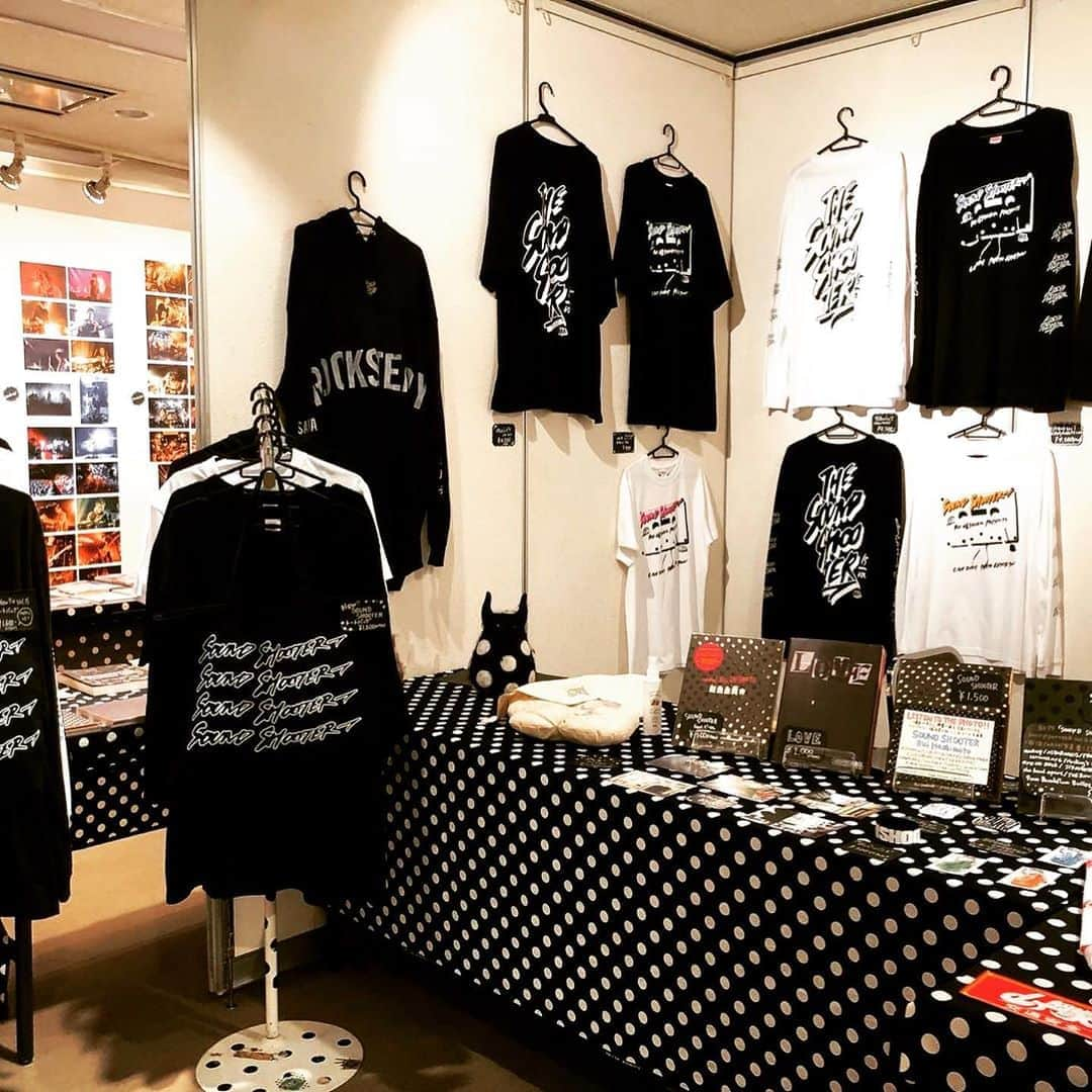 橋本塁さんのインスタグラム写真 - (橋本塁Instagram)「【サウシュー&STINGRAY札幌写真展スタート！】19時までオープン！22日の火曜日(祝)までアートスペース201(中央区南2条西1丁目7番地8 山口ビル5F)にてずっとお待ちしてます！観光や買い物がてら気を付けつつ是非！  #札幌　#写真展 #北海道 #札幌写真展  #stingray  #サウシュー #oneokrock  #ストレイテナー #nothingscarvedinstone  #androp #thebackhorn #9mmparabellumbullet #thepillows #lowiq01 #hawaiian6  #thebawdies #ren  #fomare #soundshooter #サウシュー #写真展 #photoexhibition #livephoto #landscapephotography  #seek」9月20日 11時02分 - ruihashimoto