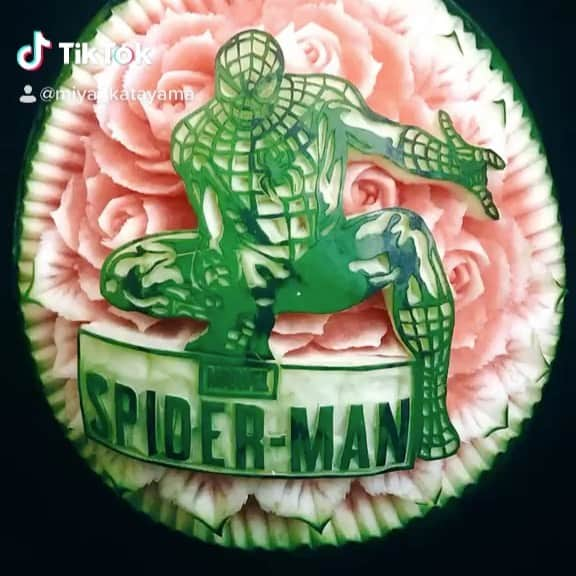 片山美耶のインスタグラム：「. . 🍉Spiderman🍉 . . Watermelon Carving🍉🍉 . . さて、そろそろパンプキン🎃の準備をしなきゃだな。 . . . 🍉🍉🍉🍉→🎃🎃🎃🎃🎃 . . ———————————————————————— #watermelon#marvel#spiderman #watermelonart#スパイダーマン　 @marvel #carving #fruitscarving  #artperformance  #miyakatayama #アートパフォーマンス　 #ベジタブルカービング #野菜彫刻 #野菜彫刻家 #diy #craft #relaxing」