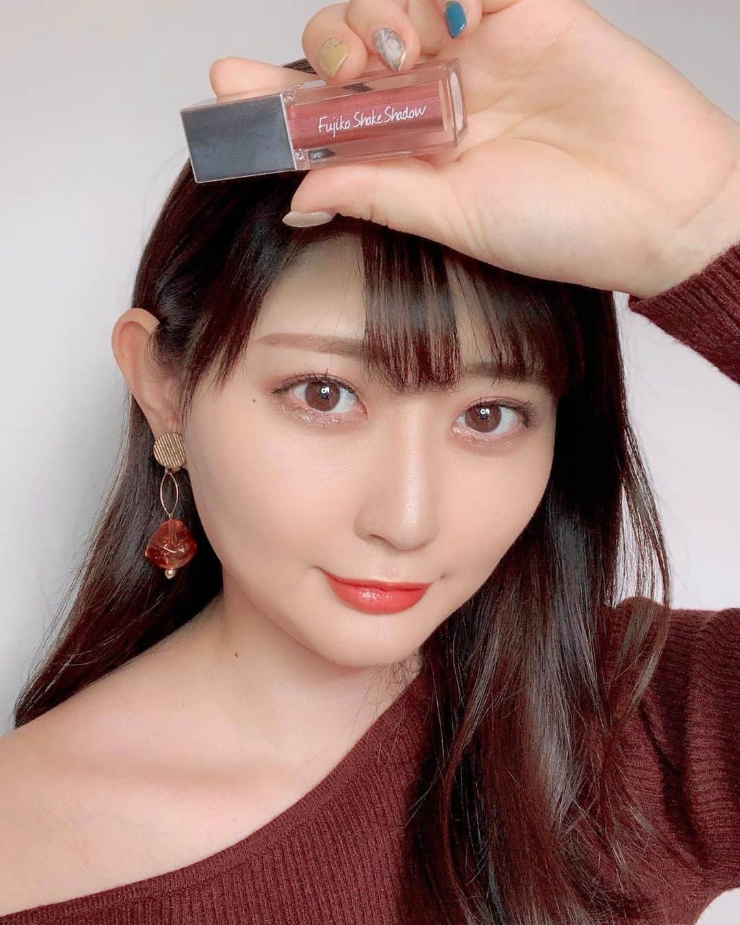 坂口莉果子のインスタグラム：「秋メイク🍂 いつも眉ティントを愛用させていただいている @fujiko_brand 様から8/23発売秋の新色のシェイクシャドウを頂いたので秋メイクにチャレンジしてみました💄 上品で大人っぽい目元にしてくれる秋にはもってこいの2色のカラー🍁 ⭐️まぶた 11 #リラックスパープル  ⭐️涙袋 10 #アーバンベージュ  なんといっても発色の良さと肌馴染みが良くて長時間つけていても全然落ちなくてびっくり😳 石鹸でオフできるのでお肌に優しくて嬉しい🥺 ・ ・ ・ #makeup #fujiko #shakeshadow #cosmetics # #eyeshadow #japanese #autumn #winter #eyemakeup #メイク  #コスメ #化粧品 #アイブロウ #アイライナー #アイシャドウ #マスカラ #涙袋 #化粧下地 #ファンデーション #シェーディング #ハイライト #チーク #美容 #フジコ #シェイクシャドウ #秋 #冬」