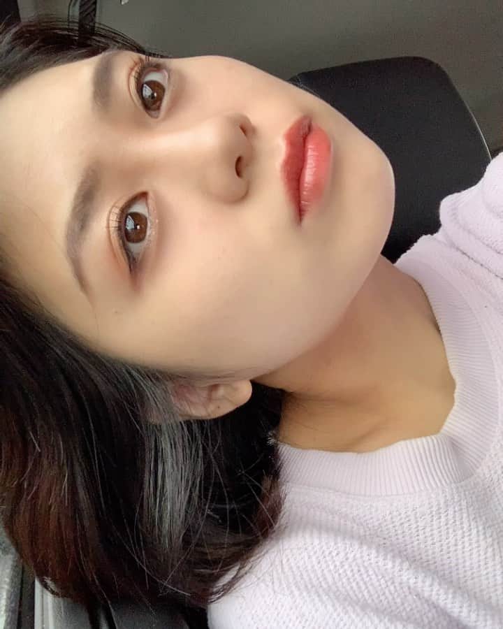 金野美穂のインスタグラム：「エテュセの アイエディション（マスカラベース） 1000円が最近お気に入りです。  セパレードしやすいコームで、細くて細かい繊維がどこまでも伸びるまつげを再現してくれますすす！！！！  それなのにナチュラルに仕上がるから 本当におすすめです  @ettusaisjp   季節の変わり目で乾燥しやすいから お肌の手入れもちゃんとしなきゃね🤦‍♀️  #マスカラ #エテュセ#マスカラベース #makeup #make #makegirl#裸眼メイク #ナチュラル目元 #ナチュラルメイク#コスメ#プチプラコスメ  #naturemakesmehappy #happy」