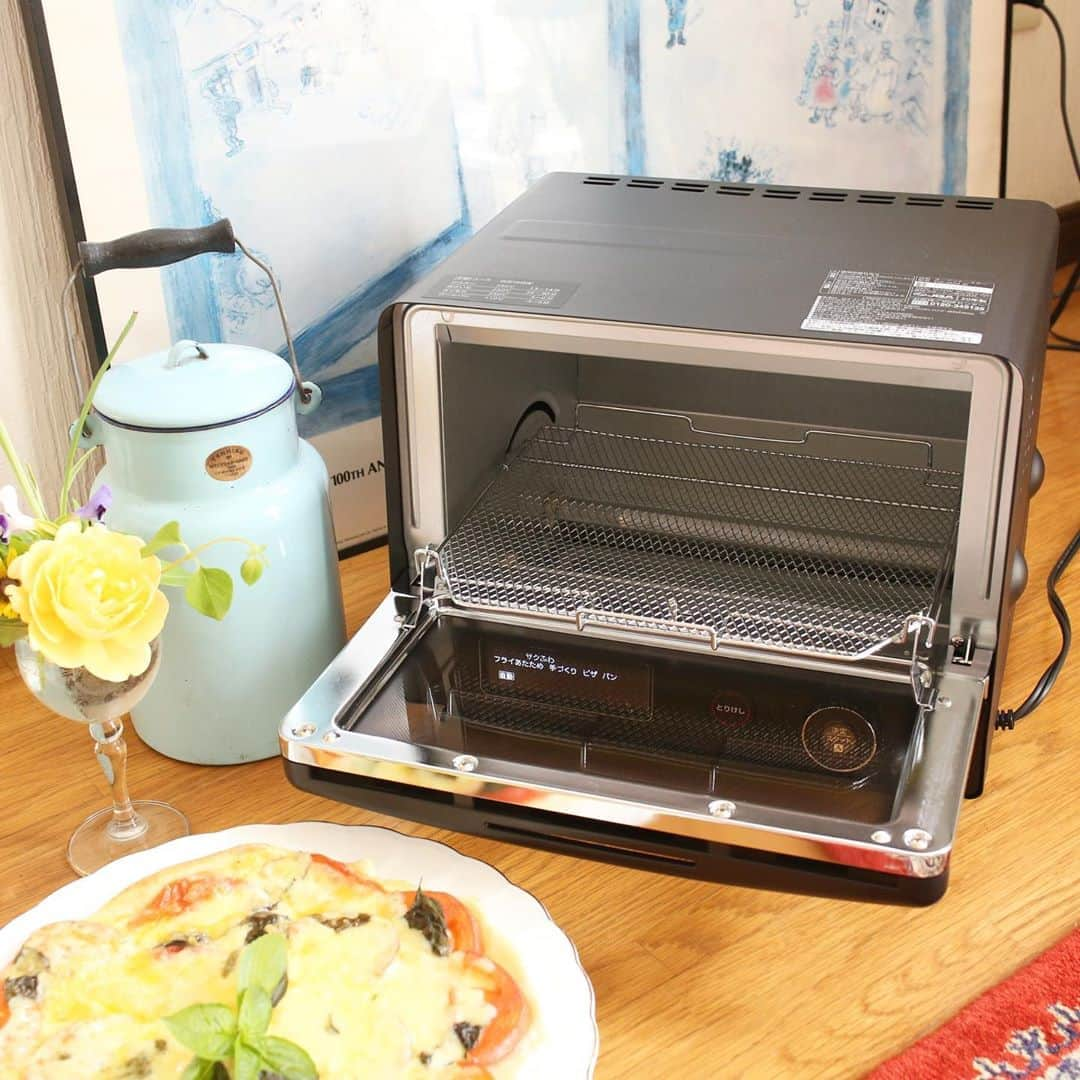 amiさんのインスタグラム写真 - (amiInstagram)「Favorite toaster  ． 我が家に象印さんのオーブントースター 「こんがり倶楽部」が届きました😊❤️ @zojirushi_official  この、「こんがり倶楽部」 実はパン好きにささげる トースターなんです😍🙌  ． 食パンをおいしく食べるための機能が ついていて、焦げ目のつかない温度帯に とどめることで、通常より多くのサクッと 層を生成してくれます🥖  私も息子もパンが大好きなので このトースター、嬉しすぎるっ❤️  パンは、最後に高温で焼き色をつけることで 中身はふわっと、表面はサクッと感がある トーストに焼き上げてくれるよ♡  ちなみに今回は、ピザモードで ピザを焼いてみましたよ🍕  カリッフワッと、今まで以上に美味しく 焼けて大満足♡  ． 見た目もスタイリッシュで 素敵ですよね〜♡  毎朝のパン時間が楽しくなったよ🥐💕  ． #パン好き #サクふわ #象印 #PR #手作りピザ」9月20日 11時07分 - amikuma1219