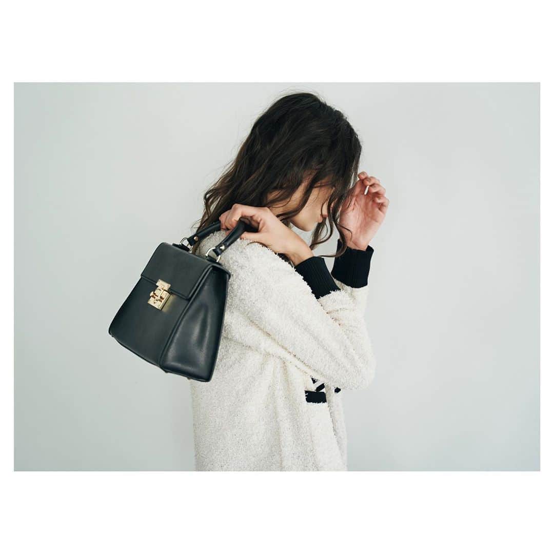 Effortless Womanさんのインスタグラム写真 - (Effortless WomanInstagram)「2020 AUTUMN COLLECTION  　　　　　　　　　　　　　　　　　　　　　　　　 　　　　　　　　　　　　　　　　　　　　　 Bonjour Mademoiselle!   Knit ¥14,000(+tax) BAG ¥14,000(+tax) #AULENTTI 　　　　　　　　　　　　　　　　　　　　　　　 　　　  #maysongrey #mg_20eAW #BonjourMademoiselle」9月20日 11時16分 - maysongrey_official