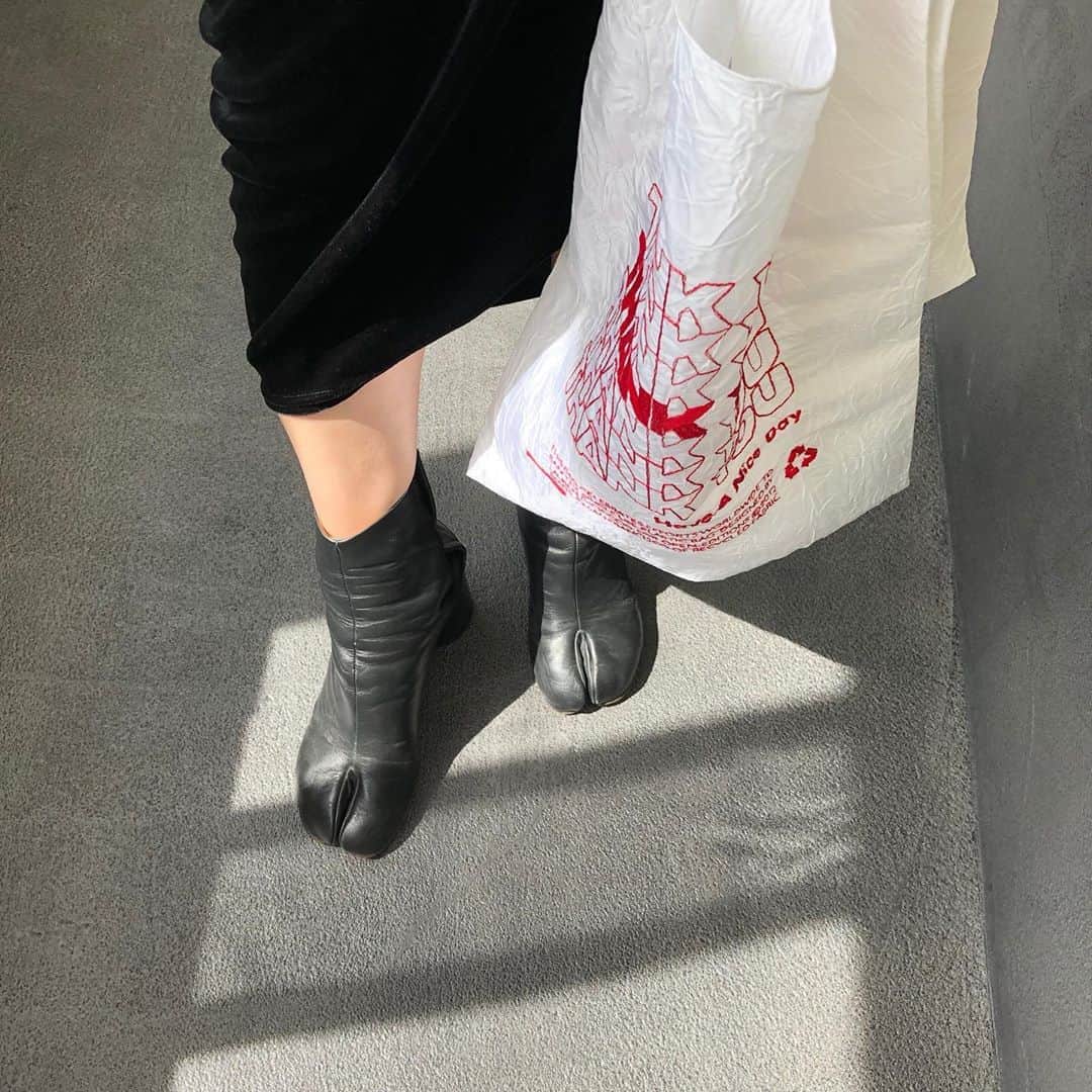 北岡りえのインスタグラム：「びっくりするほどのスピードで 即完売した　@openeditions のbag😳  __ @seah_maisonatelier (凄腕バイヤーさなえさまの目利きがすごい。　@sanaefukuzumi__ )  また再販ある場合はこちらでも載せていきます🙇‍♀️🛍  #openedition  #ecobag」