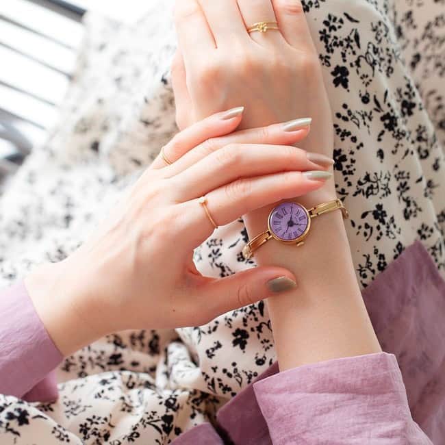 TiCTACさんのインスタグラム写真 - (TiCTACInstagram)「「SPICA」¥16,000+tax キャンディのようにコロンとかわいい新作『ジュエルスイーツ』。丸みを帯びた特徴的な風防は、見る角度によって表情を変えるドームガラスを採用。華奢なブレスレットを組み合わせたジュエリーのようなデザインが、手元を可憐に彩ります。 #spica #spicawatch #スピカ #手元 #手元美人 #手元コーデ #手元くら部 #手元倶楽部 #手元のおしゃれ #セルフネイル部 #週末ネイル部 #大人女子ネイル #誕生日プレゼント時計 #記念日プレゼント時計 #母の日プレゼント時計　#母の日プレゼント #母の日ギフト #tictacwatchshop #クリスマスプレゼント時計 #ネイルと時計 #オトナ女子コーデ #大人女子コーデ #時計クリスマスプレゼント #クリスマスプレゼント #クリスマスギフト#スピカ時計　#おしゃれな人は手元がすてき」9月20日 11時13分 - tictac_press