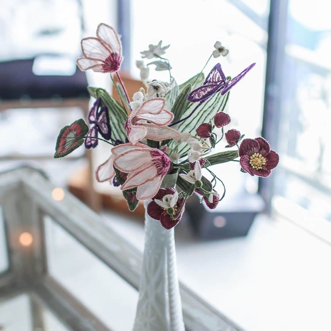 手紙社さんのインスタグラム写真 - (手紙社Instagram)「【ayumi刺繍展『Synchronicity』展示会でしかご覧になれない作品もあります】 4連休、みなさんはどんな風にお過ごしでしょうか？　手紙舎 2nd STORYでは、ayumi刺繍展『Synchronicity』を開催中です。  今回の展示では、ayumiさん自身が初めて作った「展示品」もご覧いただけます。 ayumiさんがご友人のフローリストと「温かな思いやりの心を見直そう」という思いを込めて花々を選んだそう。 それぞれの花の花言葉も楽しんでいただきたい一品です。 　・クリスマスローズ：不安を和らげる (Calm my anxiety) 　・スノードロップ： 新たなはじまり (New beginnings) 　・ピンクシクラメン：希望 (Hope) 　・紫シャムロック：悲しみと向き合い、喜びを知る(Joy in the face of sorrow) 　・すずらん：幸福が戻る (Return of happiness) 　・ゲラニウム：慰め (Comfort) 　・エーデルワイス：勇気 (Courage)  また、展示品のドレスの裾には、ayumiさんが刺繍で「お直し」した様子もご覧いただけます。 アンティークのドレスに施された真っ白な刺繍。こんな風に自然に、そして美しい補修があるのかと驚かされます。 柴崎にお越しになる方は、ぜひ見てみてくださいね。 （トルソの裏側、裾の近くとなります）  もちろん、その場でお求めいただける作品もたくさんございますよ。 ここにしかない展示空間をぜひ楽しんでいただけたらと思います。  ◎個展について @tegamisha_exhibition プロフィールリンクからも詳細をご覧いただけますよ  #手紙社 #手紙舎 #手紙舎2ndSTORY #tegamisha #個展 #刺繍 #ooayumimoo #embroidery #刺繍展 #wedding #手紙舎の個展 #アクセサリーは手紙社オンラインショップでもお求めいただけます」9月20日 11時16分 - tegamisha