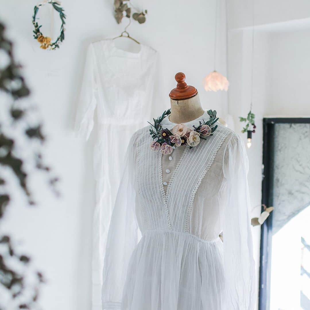 手紙社さんのインスタグラム写真 - (手紙社Instagram)「【ayumi刺繍展『Synchronicity』展示会でしかご覧になれない作品もあります】 4連休、みなさんはどんな風にお過ごしでしょうか？　手紙舎 2nd STORYでは、ayumi刺繍展『Synchronicity』を開催中です。  今回の展示では、ayumiさん自身が初めて作った「展示品」もご覧いただけます。 ayumiさんがご友人のフローリストと「温かな思いやりの心を見直そう」という思いを込めて花々を選んだそう。 それぞれの花の花言葉も楽しんでいただきたい一品です。 　・クリスマスローズ：不安を和らげる (Calm my anxiety) 　・スノードロップ： 新たなはじまり (New beginnings) 　・ピンクシクラメン：希望 (Hope) 　・紫シャムロック：悲しみと向き合い、喜びを知る(Joy in the face of sorrow) 　・すずらん：幸福が戻る (Return of happiness) 　・ゲラニウム：慰め (Comfort) 　・エーデルワイス：勇気 (Courage)  また、展示品のドレスの裾には、ayumiさんが刺繍で「お直し」した様子もご覧いただけます。 アンティークのドレスに施された真っ白な刺繍。こんな風に自然に、そして美しい補修があるのかと驚かされます。 柴崎にお越しになる方は、ぜひ見てみてくださいね。 （トルソの裏側、裾の近くとなります）  もちろん、その場でお求めいただける作品もたくさんございますよ。 ここにしかない展示空間をぜひ楽しんでいただけたらと思います。  ◎個展について @tegamisha_exhibition プロフィールリンクからも詳細をご覧いただけますよ  #手紙社 #手紙舎 #手紙舎2ndSTORY #tegamisha #個展 #刺繍 #ooayumimoo #embroidery #刺繍展 #wedding #手紙舎の個展 #アクセサリーは手紙社オンラインショップでもお求めいただけます」9月20日 11時16分 - tegamisha