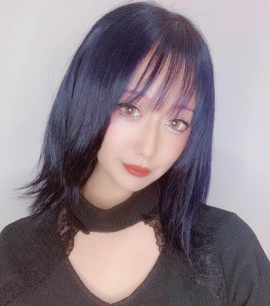 若月雅のインスタグラム：「撮影会のあとは美容院へ✨ 白金に比べると暗くなった！気がする！笑 光の種類に寄って見え方が変わる、不思議な色✨✨ 今回もありがとうございました❣️ . #美容院 #梅田 #5factory #派手髪 #ネイビーカラー  #髪伸びた」