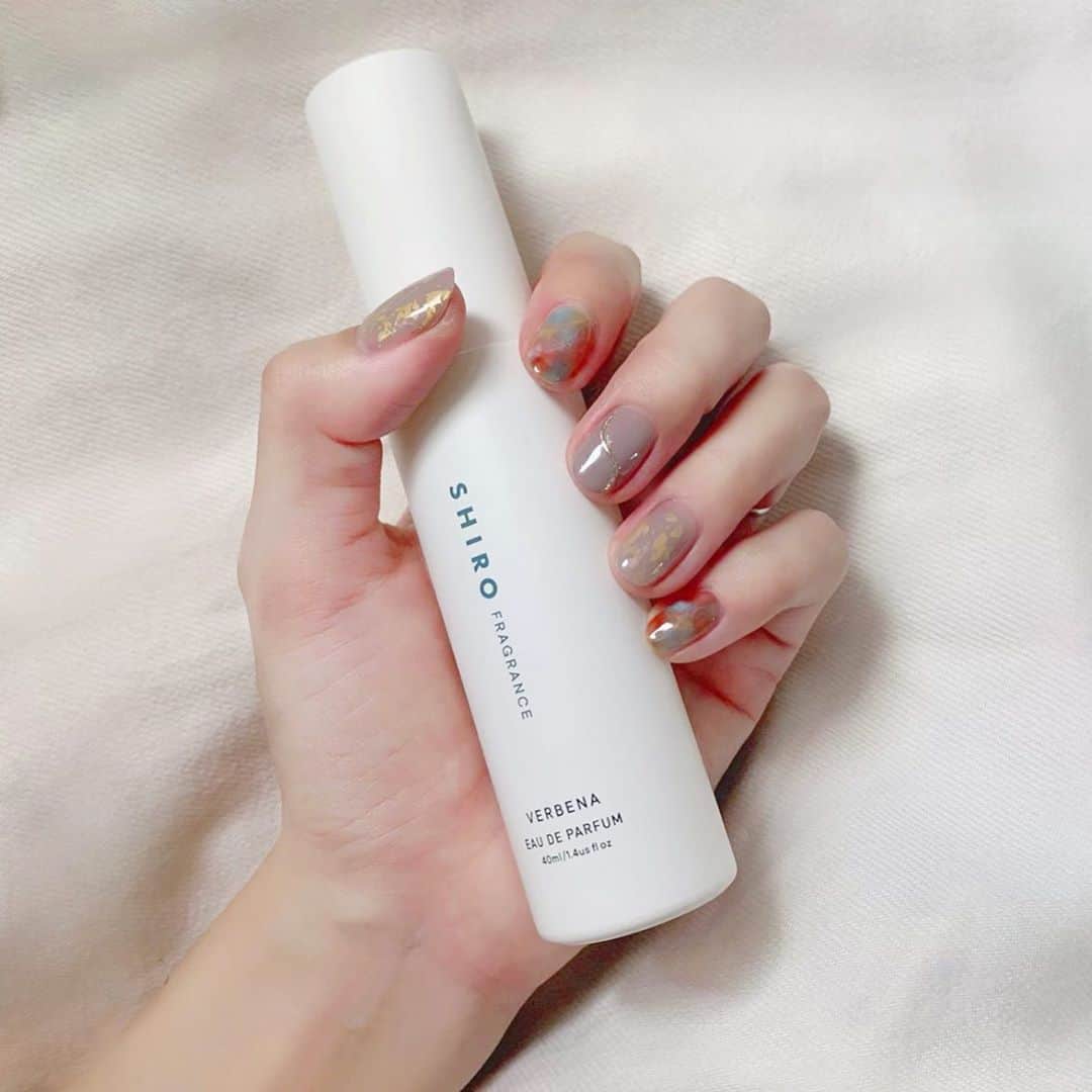 愛内みさのインスタグラム：「・ キレイめニュアンスnail❁○* #repost @azumimo129  ・ #秋ネイル #ニュアンスネイル」