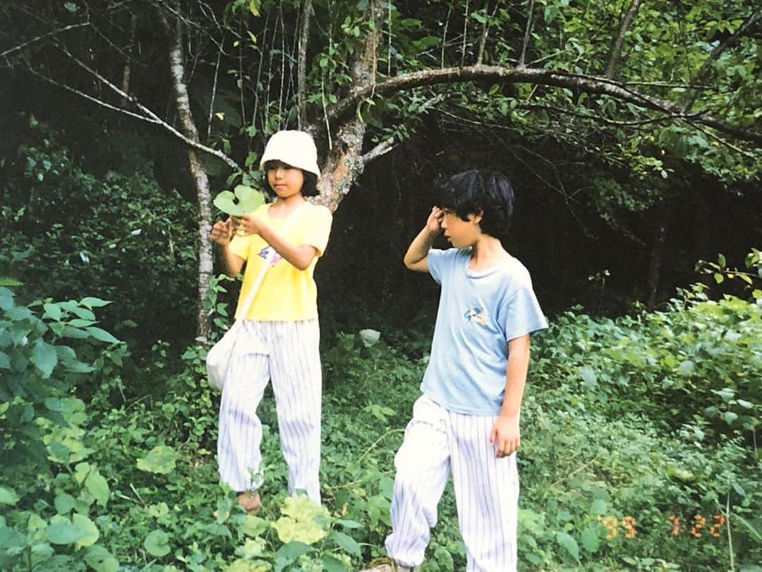 Aya（高本彩）さんのインスタグラム写真 - (Aya（高本彩）Instagram)「山と海と川が大好きだった私と弟はいつも同じ服着て双子みたいやったなぁ🌱今日は弟の息子とデートしてきます🌱もうすぐお誕生日だから恐竜を買いに行くのです🦖 #この写真で履いてるのたぶん阪神タイガースのジャージ笑#弟#1999年#photobyおばあちゃん#film#filmphotography」9月20日 11時29分 - aya_dream04