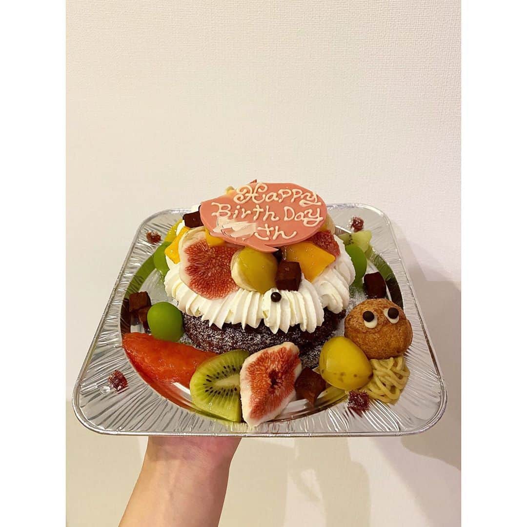 姫野れみのインスタグラム：「夫の後輩くんたちが持ってきてくれた 可愛すぎるお誕生日ケーキ😭😭😭嬉しかったなぁ いつも娘といっぱい遊んで可愛がってくれて ご飯も美味しい！ってたくさんおかわりしてくれて 本当に素敵な後輩くんたち♡いつもありがとう☺️」