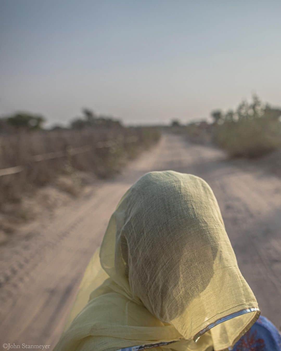 のインスタグラム：「A late afternoon in Harasar is when I met Santosh Kanwar. She was riding with her husband, Ghilr Dhar Singh, upon their camel-pulled cart, returning from Badabhanisar village. They mentioned that when the mobile phone network finally arrived, their ability to sell the vegetables they grow, expanded as the signal had to this remote area of Rajasthan. These little nuggets of possibilities always excite me, whether where I live or to empower others elsewhere. Such wondrous - and strange - times we are all living in… ⠀⠀⠀⠀⠀⠀⠀ India’s Daunting Challenge: There’s Water Everywhere, And Nowhere - Chapter 8 of the @outofedenwalk, my latest story last months (August 2020) @natgeo magazine. ⠀⠀⠀⠀⠀⠀⠀ #yellowscarf #portrait #husbandandwife #mobilephone #cart #lateafternoon #harasar #rajasthan #india @natgeo @outofedenwalk #walkingindia #edenwalk」