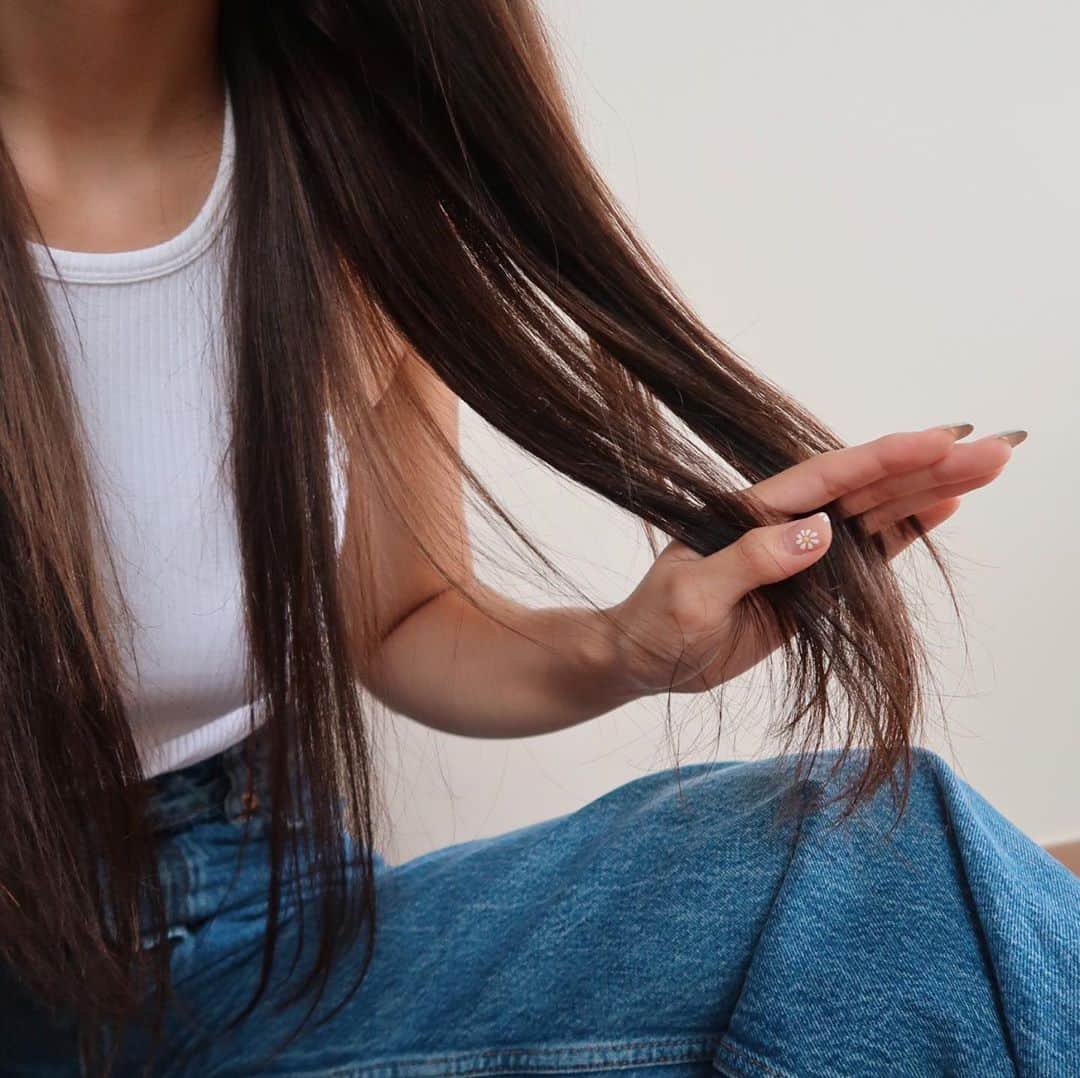 ジュリア バレットのインスタグラム：「Showing off my finger combed hair c/o @palmoliveph 🌼」