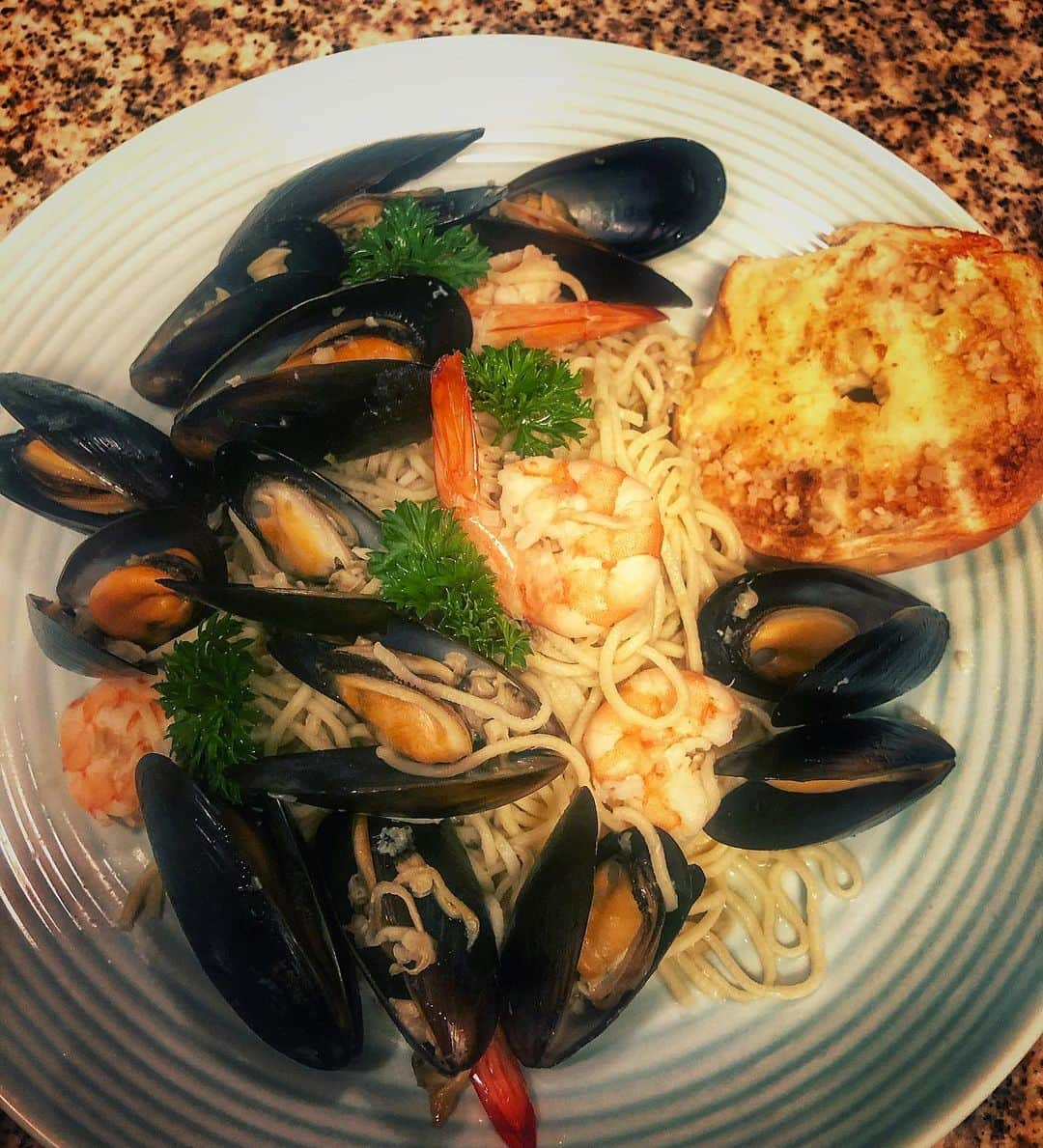 Jada Lalita Patipaksiriのインスタグラム：「We tag teamed tonight’s dinner 🤩 homemade pasta with a seafood butter white wine sauce 🦐🍝 YUMMM🍷 #pasta #dinner #seafood #noodles #mussels #clams #shrimp #cheatday #carbs」