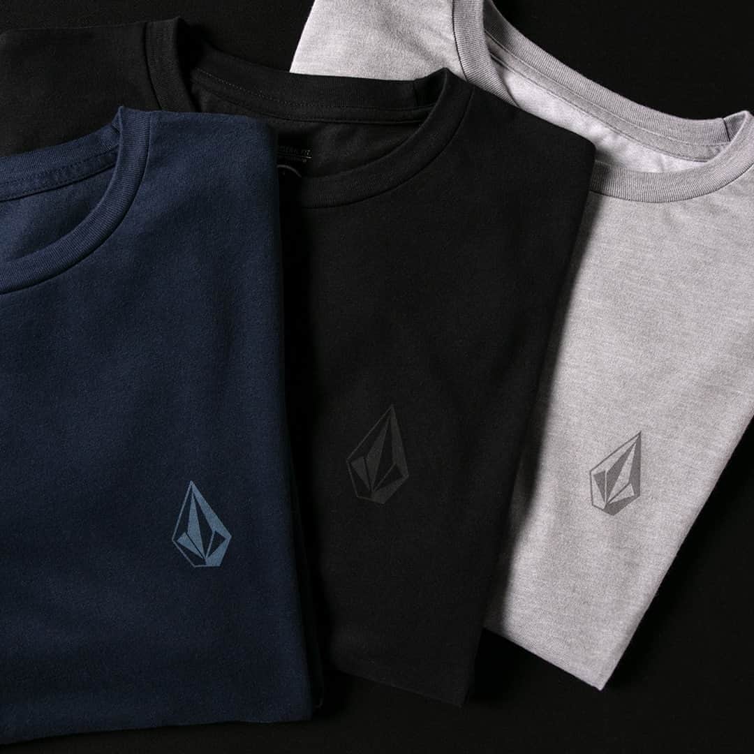 ボルコムのインスタグラム：「The Stone Tech tees feature a dry moisture wicking fabric that's essential for quick drying comfort! 💦 vol.cm/tees 👈🏽 #truetothis」