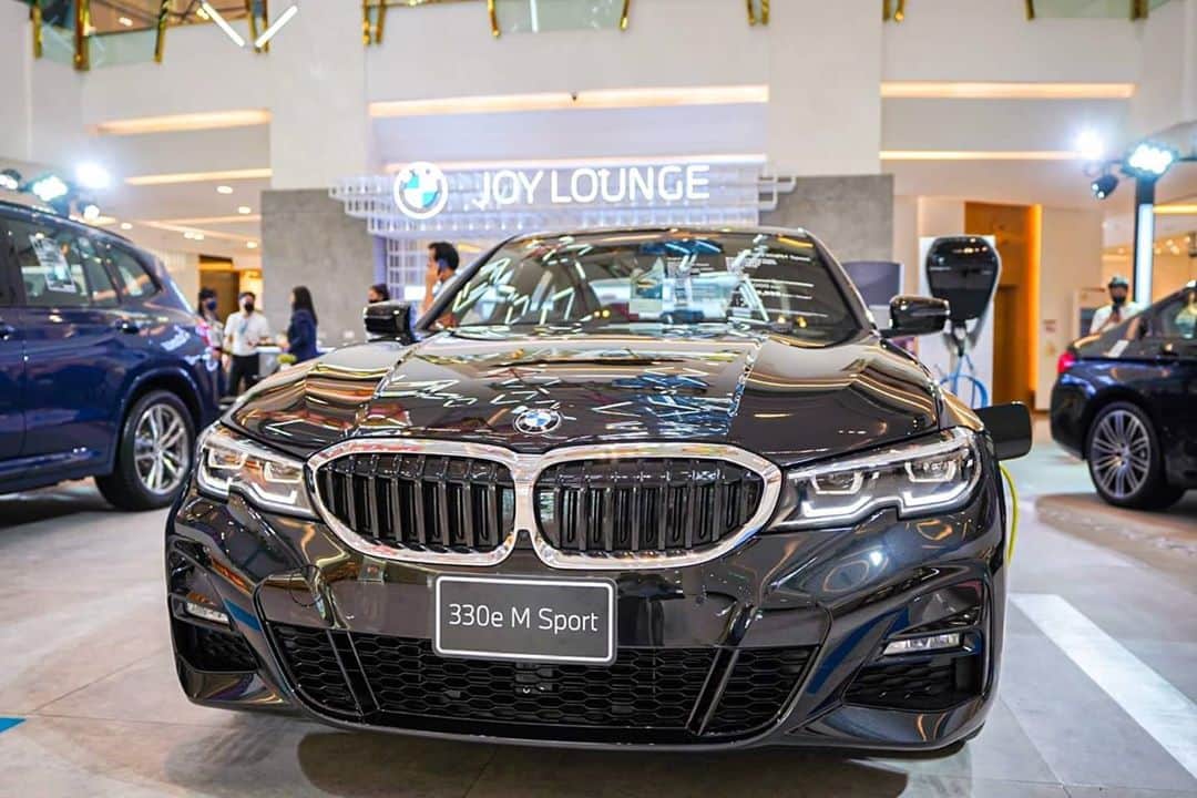 BMW Thailandさんのインスタグラム写真 - (BMW ThailandInstagram)「ใช่เลย คุณมาถูกที่แล้ว กับงาน BMW Xpo 2020 งานที่ยกขบวนรถ BMW หลากหลายรุ่นให้คุณได้เลือกชมถึงที่ พร้อมข้อเสนอดี ๆ และ Special Gift สำหรับผู้จองในงานอีกด้วย พบกันได้ที่ ดิ เอ็มโพเรียม และ ดิ เอ็มควอเทียร์ วันนี้ – 20 กันยายน  พบข้อเสนอพิเศษที่ไม่อยากให้คุณพลาดในงาน - ดอกเบี้ย 0% สูงสุด 5 ปี  - ประกันชั้นหนึ่งสูงสุด 2 ปี  - อัพเกรด BSI 6 ปี สำหรับ BMW 5 Series  - ข้อเสนอพิเศษเพิ่มเติมมูลค่าสูงสุด 300,000 บาท สำหรับลูกค้าที่เป็นเจ้าของรถบีเอ็มดับเบิลยู - คูปองเติมน้ำมันมูลค่าสูงสุด 30,000 บาท - Special Gift สำหรับผู้ที่จองในงาน  แล้วพบกันในงาน BMW Xpo 2020 17 – 20 กันยายน ที่ ดิ เอ็มโพเรียม และ ดิ เอ็มควอเทียร์  สอบถามข้อมูลเพิ่มเติมได้ที่ - BMW Contact Center : 1397 - Line : @BMWLeasing : https://lin.ee/e8LSXa4 - ข้อมูลเพิ่มเติมคลิก : https://bit.ly/31er71b  *เงื่อนไขเป็นไปตามที่บริษัทฯ กำหนด  #BMW #BMWTH #BMWXpo2020 #BMWPowerofchoice」9月20日 11時50分 - bmwthailand