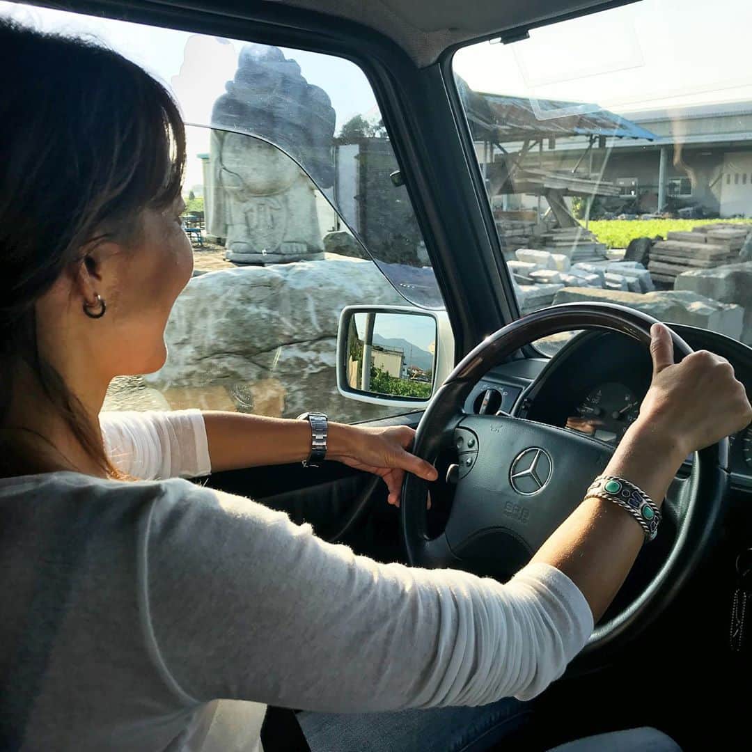 mitsuxmitsu24のインスタグラム：「Driving 🚥 * * 安全運転でね。 * * #mercedesbenz #mercedes #amg #mercedesamg #mercedesbenzamg #mercedesgwagon #surfer #surfergirl #サーファー女子 #サーファー #サーフィン女子 #サーフィン #サーフィンライフ」