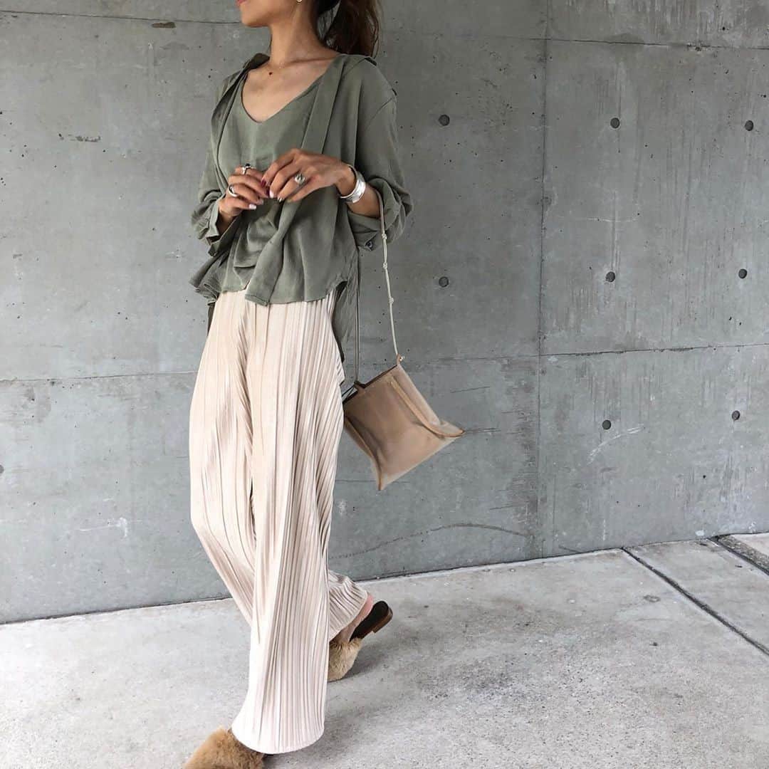 DHOLIC SNAPのインスタグラム：「@mailifemaiさんの#dholicsnap⁠ 　⁠ TOPS：@dholic_official⁠ 　⁠ 【STYLE】⁠ #fromiss⁠ #リンクルルーズシャツandキャミSET⁠ 全3色￥4,235(税込)⁠ 　⁠ みなさんもぜひ#dholicsnap をつけて⁠ コーディネートを投稿してください📸💕⁠ 　⁠ ※上記以外のご着用アイテムにつきましては品切れ商品、または、私物となります。⁠ 　⁠ #DHOLIC#dholicism#fashion#ootd⁠ #プチプラコーデ#今日のコーデ#今日の服⁠ #カーキ#秋服#秋コーデ#秋ファッション⁠ #大人カジュアル#きれいめカジュアル」
