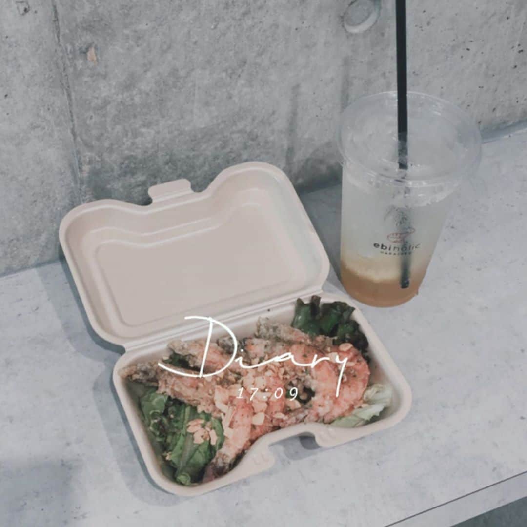 菊池かなこのインスタグラム：「. 表参道にopenした エビ料理のテイクアウトのお店🦐 @ebiholic_harajuku . ガーリックシュリンプ 🦐が丸ごと4匹も入っていて ボリュームたっぷり ニンニクチップスがサクサクで かなり美味しく食欲増進🧄 レモンスカッシュもレモン濃厚で最高でした🍋 . . ୨୧┈┈┈┈┈┈┈┈┈┈┈┈┈┈┈┈┈୨୧ #ebiholic#明治神宮前#原宿#原宿グルメ #原宿ランチ#エビホリック#表参道グルメ #ポップコーンシュリンプ#テイクアウト #海老好き#原宿グルメ」
