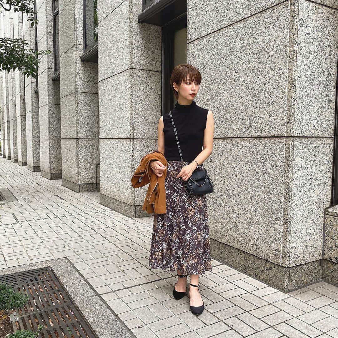 のインスタグラム：「． 秋のレオパード柄ってとっても可愛い🐆 最近はスカートをよく取り入れるようになりました💃ウエストがピタッと裾がフワッとしているラインがとっても女性らしくてキレイ♡ @queenscourt_official @j.lounge_official ． #QUEENSCOURT #jlounge_style #ootd #code」