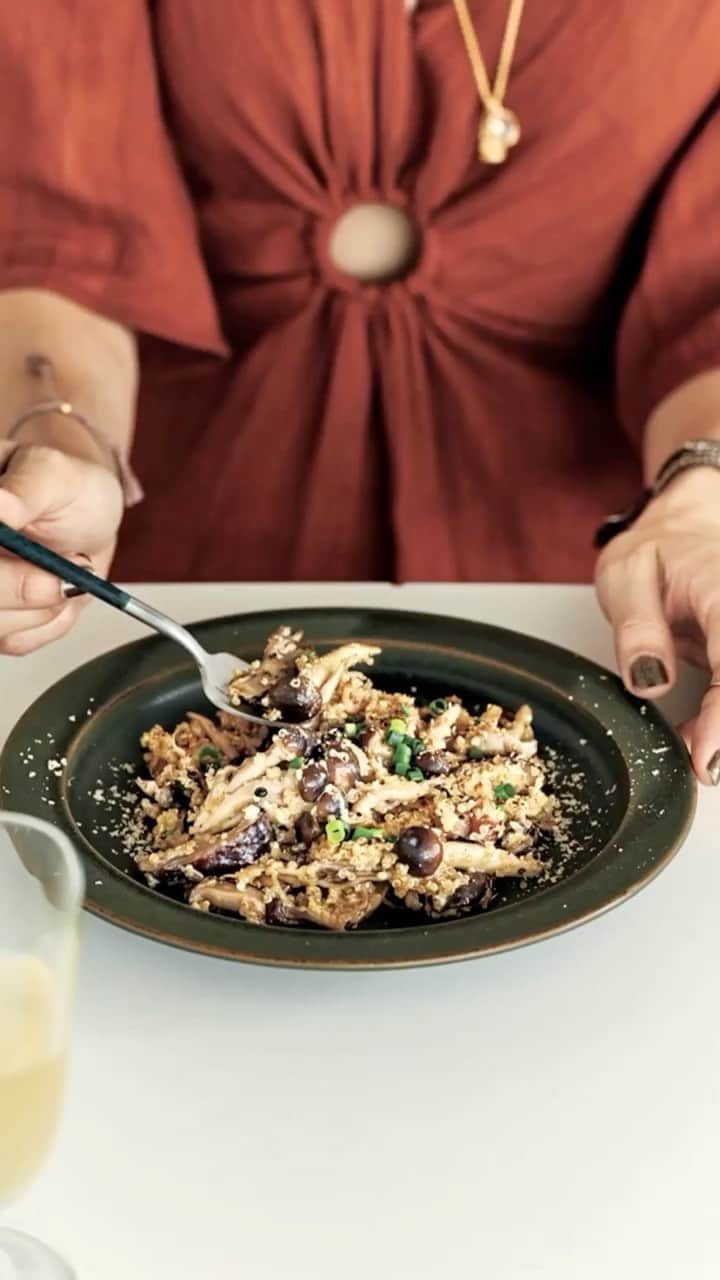ケリーのインスタグラム：「“Kelly’s Recipe BITORE MESHI”は 「美肌」「トレーニング」「健康」 「サイドディッシュ」「ドリンク＆スイーツ」 「スーパーフード」という6つのカテゴリーがあります☝️ ・ 栄養たっぷり、満足感がある￼ レシピを約44種類以上￼、紹介しています😋 ・　 　「健康」っていうカテゴリーを こっそり見せちゃいますね🙊🙉🙈 ・ 発売日まであと、8日間🎉🎉🎉 凄く、楽しみ❗ ️皆さんも楽しみにしていますか❓ ・ On my recipe book 📚❤️ “Kelly’s Recipe BITORE MESHI” ・ It has 6 different categories of recipes for  “Beauty” “Workout” “Healthy”  “Side Dishes” “ Desserts & Drinks”￼ and “ Super Foods” ・ I’ll let you guys sneak peace into   “Healthy” category 😁😁😁 🙈🙊🙉 ・ 8 more days for the release 🎉 I’m so exciting!!!!!you guys too?!? ・ @classy_mag_insta  ・ #kellysrecipebitoremeshi  #kellysrecipe#bitoremeshi#recipebook#foodie#tokyo#japan#eatclean# #ケリーレシピ#美トレめし#ケリーレシピ美トレめし#ケリーの美トレめし#ヘルシー#お料理本#健康#レシピ#ダイエット#綺麗になりたい#ヴィーガン#プラントベース#食べて痩せる#」