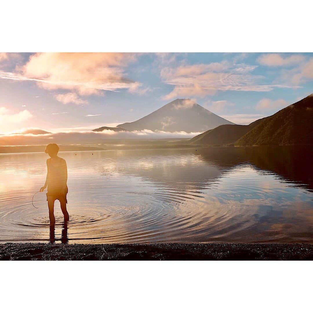 小野りりあんのインスタグラム：「先週キャンピングカーを借りてキャンプしてきた🚗﻿ 最終日は、富士山と朝日がみれた🌄﻿ 自然は私の原点だから﻿ もっと定期的に戻ってきたい﻿ ﻿ 自分なりに﻿ できるだけエコなキャンプってなんだ？﻿ と考えてた﻿ ①移動時のco2排出量を減らすには？﻿ ②環境負荷が低くくて美味しい食事は？﻿ ③ごみ少なくできるかな？﻿ ﻿ リモートでできることも増えたから﻿ 自分が納得いく出来るだけ地球に配慮した﻿ キャンピングカーライフを﻿ 近々実現したい　そしたら日本中行けるね﻿ ﻿ そんな想像を膨らませに﻿ 行ってきたよ﻿ ﻿ 私のミニ旅をめちゃ豊かにしてくれた﻿ 愛する幼なじみ @rihwa_official とマイハウスメイトの癒し系　@username_is_ayuna  ﻿ そして、めちゃ最高な旅の動画が﻿ @rihwa_official のVlogで観れるよ😘 ﻿ ビーガンレシピ＆ゴミ削減キャンプは﻿ まだまだ磨きをかけられそう＾＾﻿   レンタルキャピングカーは、　@overlandjapan でした。」