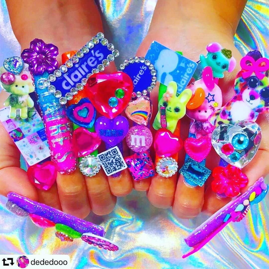 クレアーズさんのインスタグラム写真 - (クレアーズInstagram)「サイバーギャルなイラストレーターデデさん @dededooo のネイル動画💅 . なんとクレアーズ痛ネイル💜細部までクレアーズの世界観が表現されたネイルアートは必見⭐️ 懐かしのポイントカードやTyのぬいぐるみ、ロゴやキーリングのアニマルたち。。QRコードは、読み取ると。。。？？ぜひ動画をチェックしてみてください✨ . クレアーズへの愛がいっぱい💜 こんなステキなファンアート、すっごく嬉しいです🌈🌼🦋🦄 ありがとうございまーす😊  #クレアーズ  . #repost @dededooo ・・・ おもちゃ箱をひっくり返したような🤖⁉️クレアーズ痛ネイル🦄🦋💖🎶🌈﻿ 過去1派手にできました🤣🤣🤣﻿ クレアーズへの愛と情熱が詰まったデコデコネイル…🐹🌺🌈💕﻿ もちろん今回もオールセルフです💅🏾🎵💖🦋﻿ ﻿ ネイルしている様子はYouTubeにupしてあるのでぜひ見てみてくださいね🐼🍰💕💕﻿ ﻿ @clairesjapan ﻿ #思い出のクレアーズ ﻿ ﻿ I did it all myself 🌺🌈🐚🌴💖🐬💞🐠﻿ ﻿ #セルフネイル #claires #nailsofinstagram #nailfashion #nails💅 #newnail #newnails #kawaii #gyaru #selfnail #ネイル好きな人と繋がりたい #longnails #派手ネイル #ぎゃる #原宿系ファッション #原宿ネイル #nailporn #ギャル #クレアーズ #ねいる #kawaiifashion #ロングネイル #スカルプネイル #セルフネイル部 #ネイル #ぎゃう #ギャルネイル #nailstagram」9月20日 11時57分 - clairesjapan