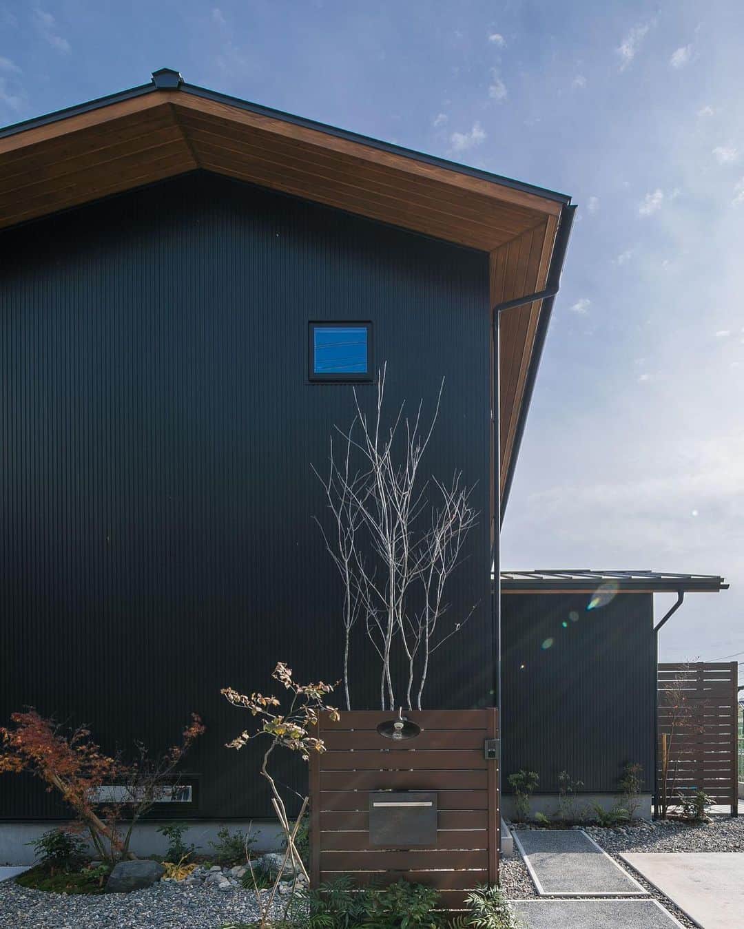 ルポハウス一級建築士事務所さんのインスタグラム写真 - (ルポハウス一級建築士事務所Instagram)「・ ・ ・ 強い存在感を持つ黒のガルバリウムを、木目の風合いが融和します。 ・ 四季を感じる庭・切妻屋根・下屋に見られる和の要素が、モダンさと趣を醸し出しています。 ・ ・ ・ ルポハウスの施工事例をもっと見てみたい方は こちらまで☞ @reposhouse ・ #ルポハウス は#ちょっとかっこいい家 を"友人のために"という思いでつくっています。 ・ 一生に一度の#マイホーム。 「あなたにしかできない」×「ルポハウスだからできる」で、私たちだけの#家づくり を思いっきり楽しんでみませんか？！ ・ ・ ・ #家 #インテリア #住宅 #注文住宅  #新築一戸建て #住まい #シンプルな暮らし #デザイナーズ住宅 #一級建築士事務所 #設計事務所 #myhome #house #instahouse  #滋賀 #大津 #草津 #栗東#外観デザイン #外観イメージ #黒ガルバ #ガルバリウム外壁 #切妻屋根 #切妻屋根の家」9月20日 11時59分 - reposhouse