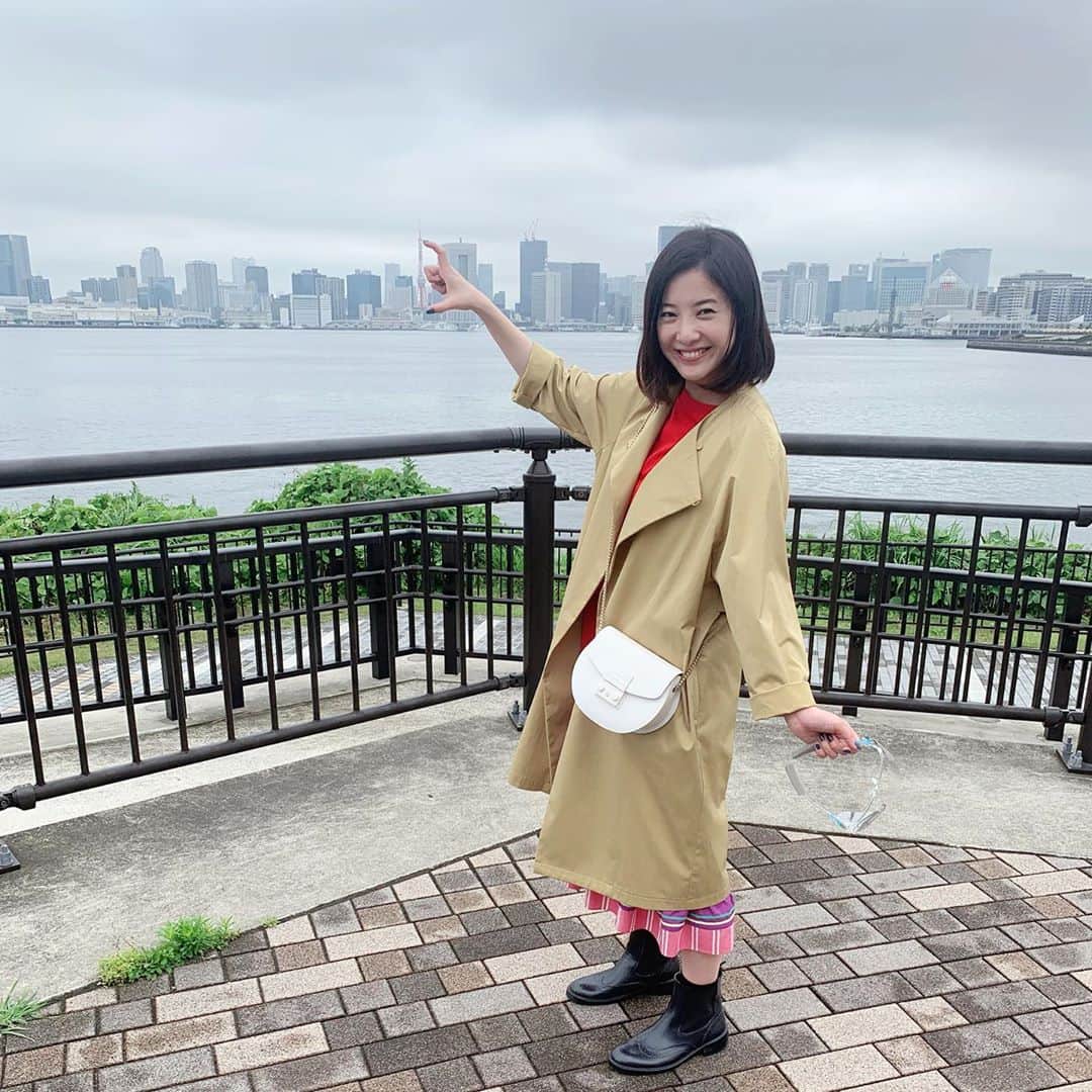 のインスタグラム：「東京タラレバ娘の象徴、東京タワー！今回も東京タワーが見える場所で撮影しましたよ〜。親指と人差し指で掴むやつ。懐かしい〜。倫子も久しぶりにやってくれたよね。ニコニコでやってくれて可愛さと懐かしさとで、もはや泣けてきました。（もう最近涙腺バカ）泣けると言えば、今回も泣かせるセリフいっぱいあるんですよ〜。早く言いたい〜。 #タラレバ #東京タラレバ娘 #タラレバ2020 #東村アキコ #タラレバの名言言いたい〜 #皆さんの好きな名言は何ですか？ #人生という長い長い物語の主人公は自分なんだから #公式はこの言葉が好きです #みんな人生の主人公なんです #良くするのも悪くするのも自分次第 #だったら良くするために頑張らなきゃですね #吉高由里子 #榮倉奈々 #大島優子 #坂口健太郎 #鈴木亮平 #田中圭 #平岡祐太 #石川恋 #松下洸平 #渡辺大知」